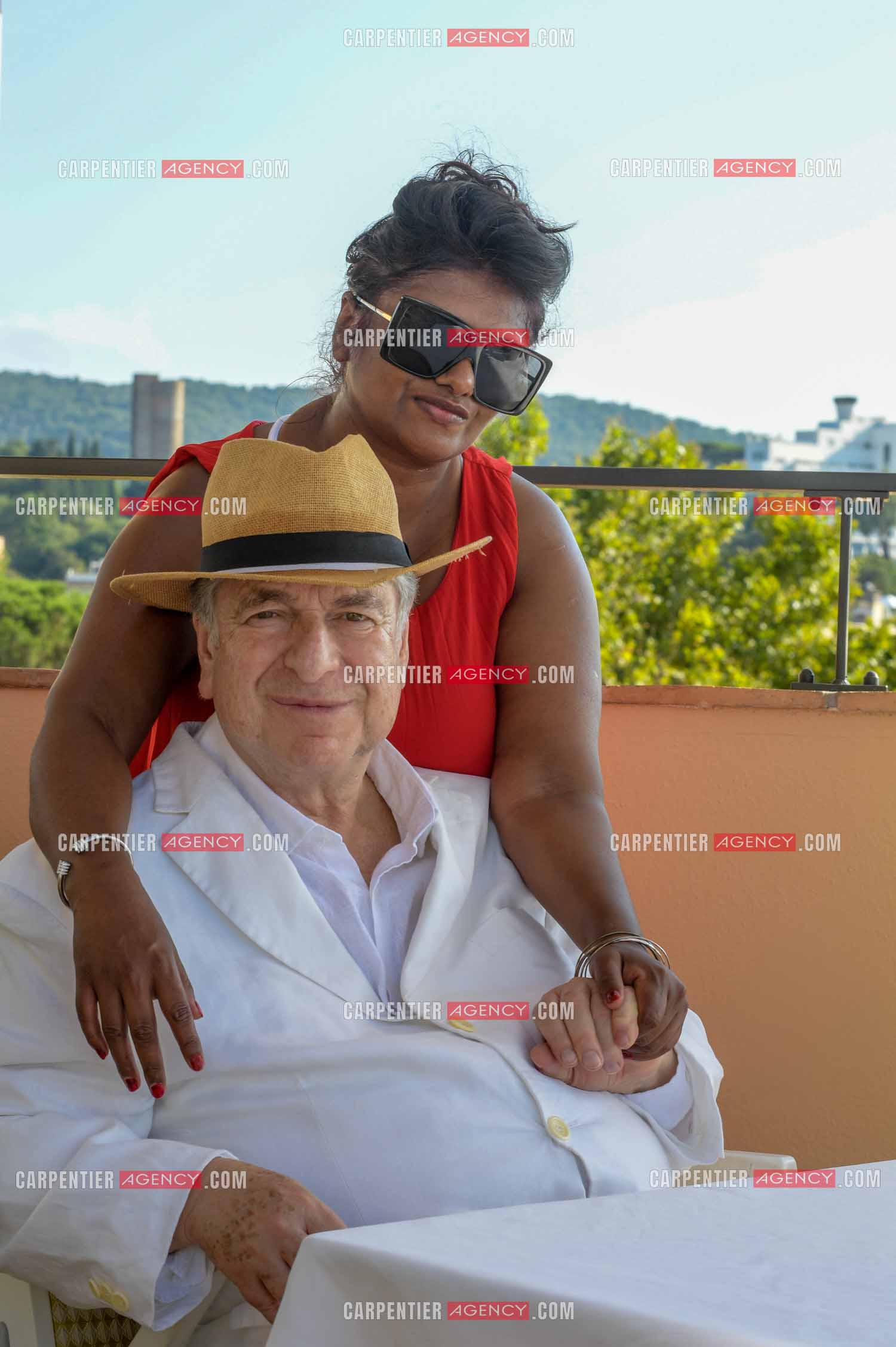 L'auteur Paul-Loup Sulitzer à l'hôtel de Paris de St Tropez présente ses livres lors d'une dédicace. Ici, avec sa nouvelle compagne Supriya An Suya Devi Rathoar.  ( Exclusif )