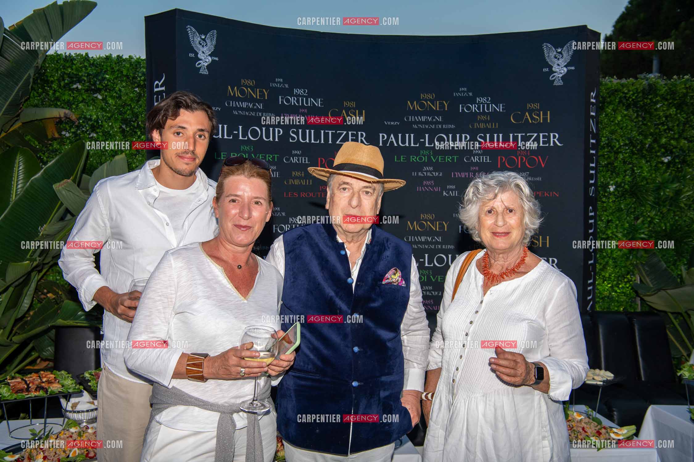 Paul-Loup Sulitzer fête ses 74 ans au VIP de St Tropez entouré de tous ses proches. Ici, avec la famille Sulitzer.  ( Exclusif )