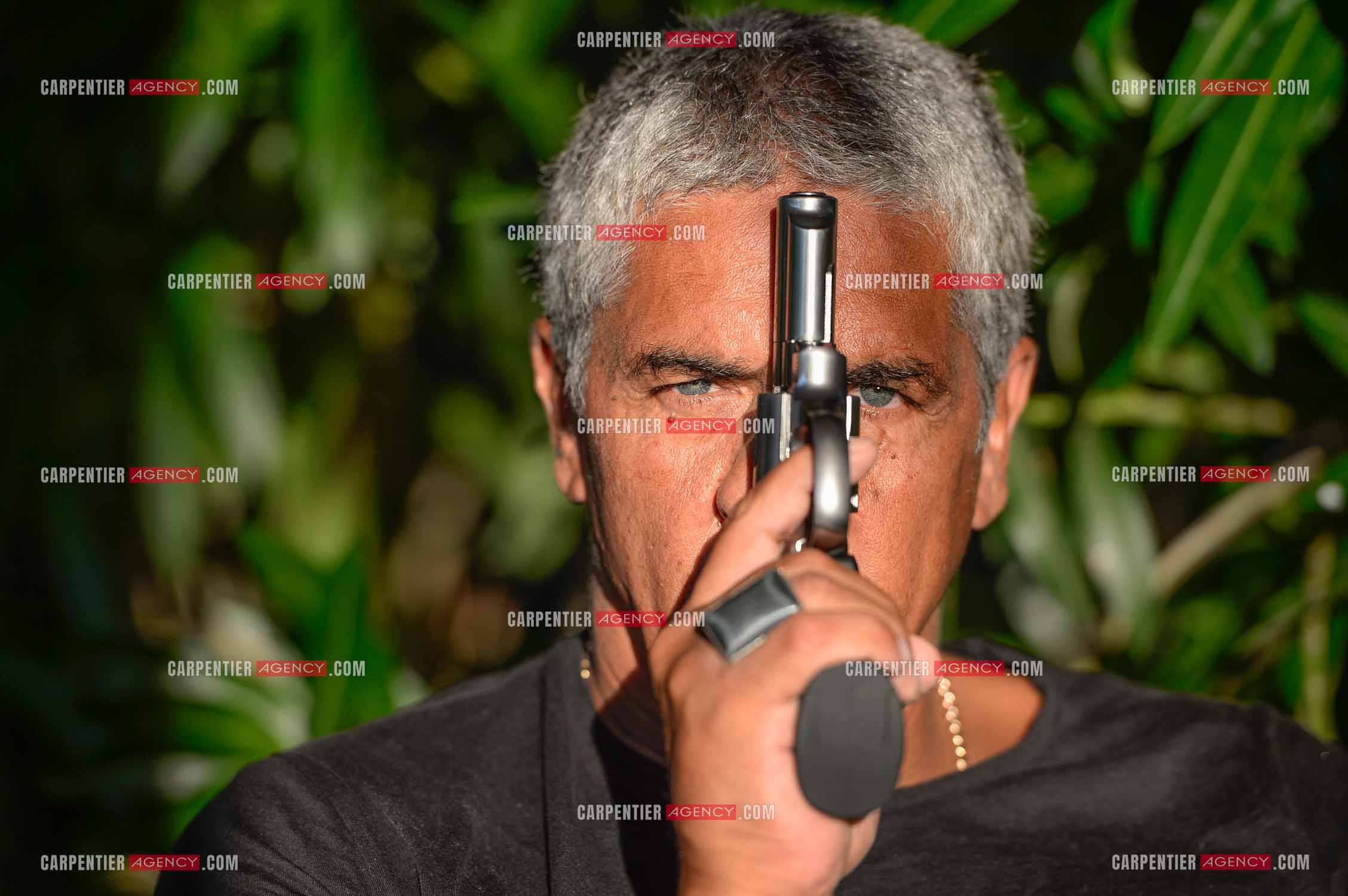 Portrait de l'acteur Samy Naceri avec une arme à feu.    ( Exclusif )