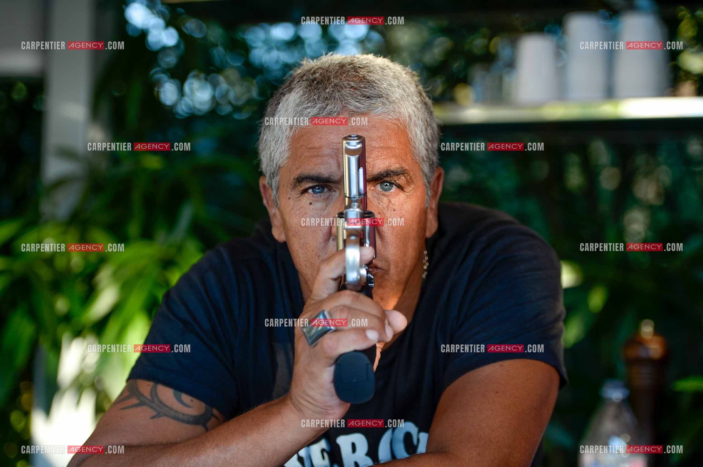 Portrait de l'acteur Samy Naceri avec une arme à feu.    ( Exclusif )