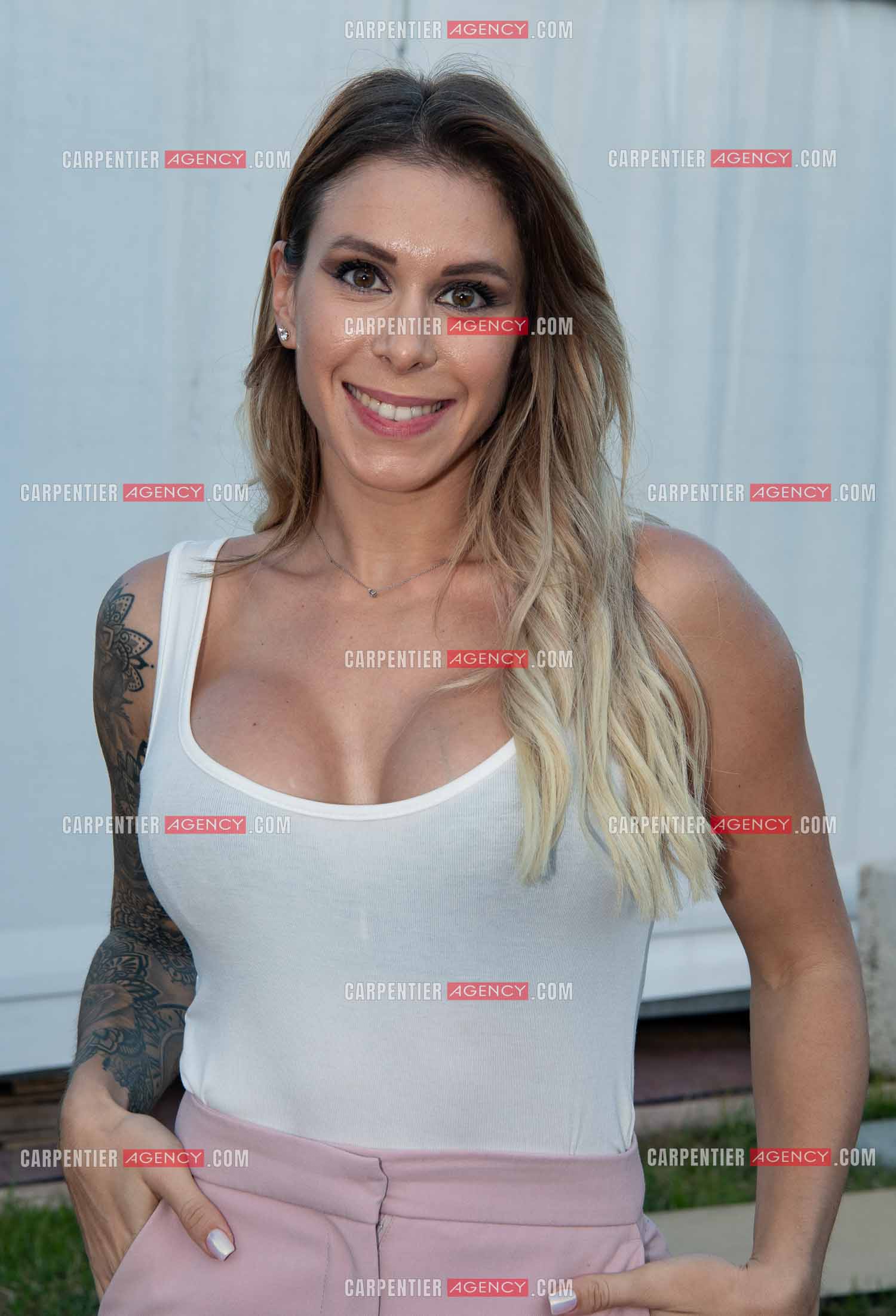 La fête du livre du Var les 17, 18 et 19 Novembre 2023 à Toulon. L'auteure Jessica Hugues présente son livre “ COMBATTANTE POUR LA VIE “ aux éditions Mareuil.      ( Exclusif )