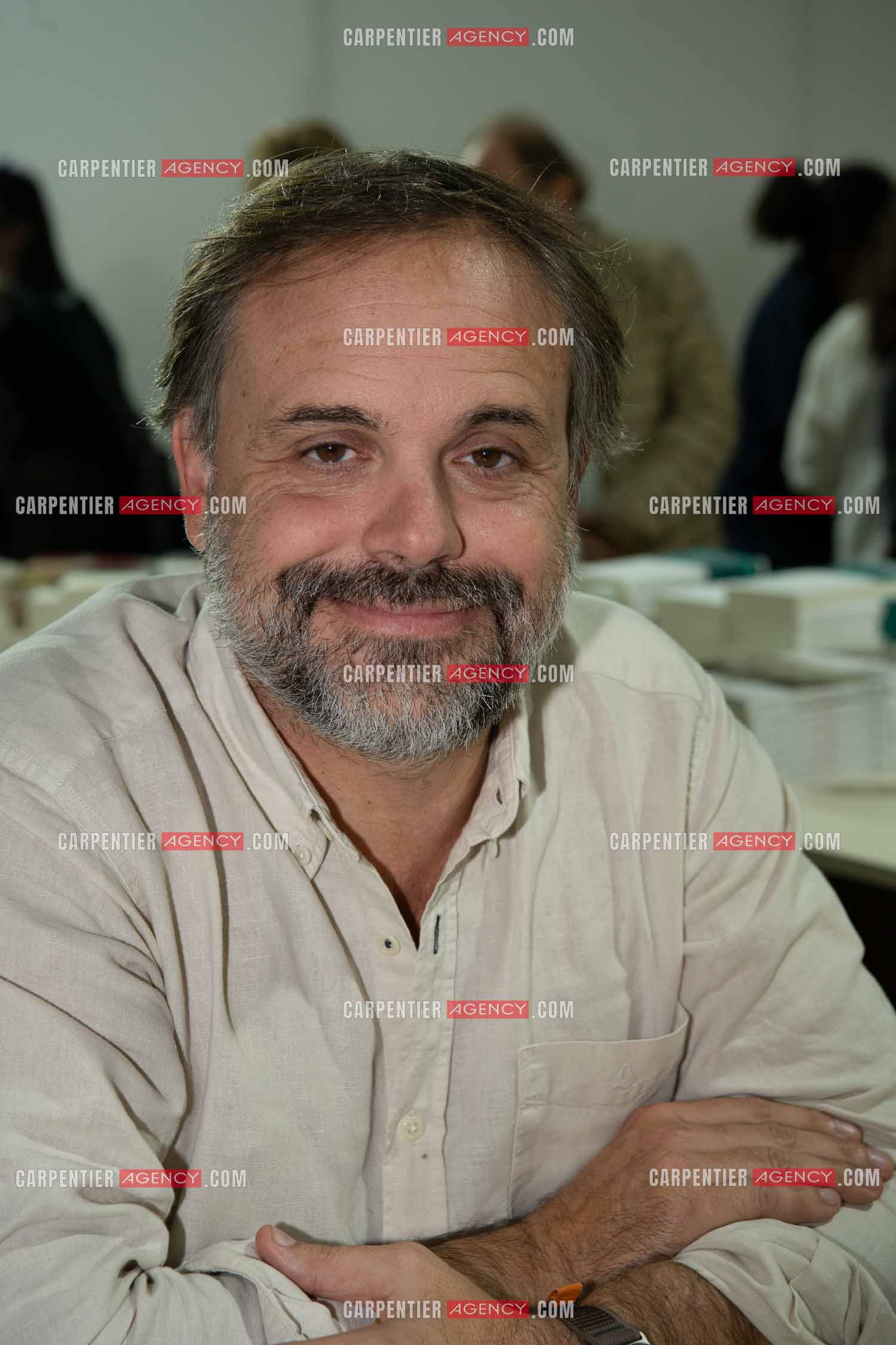 La fête du livre du Var les 17, 18 et 19 Novembre 2023 à Toulon. L'auteur Romain Sardou présente son roman “ JE T'AIME “ aux éditions XO.