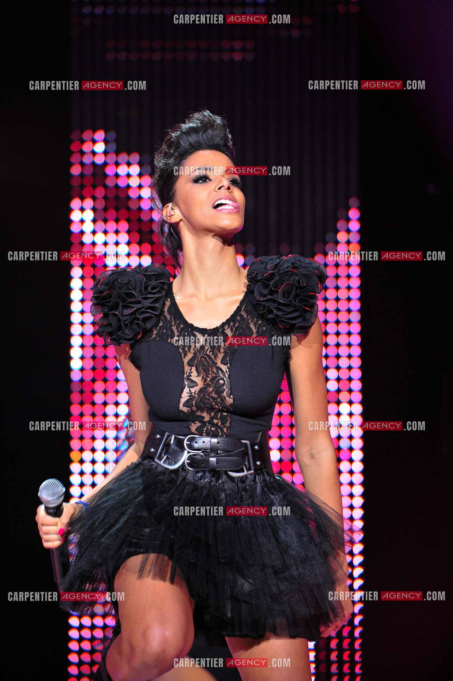 La chanteuse Shy'm en concert au Zénith de Paris.