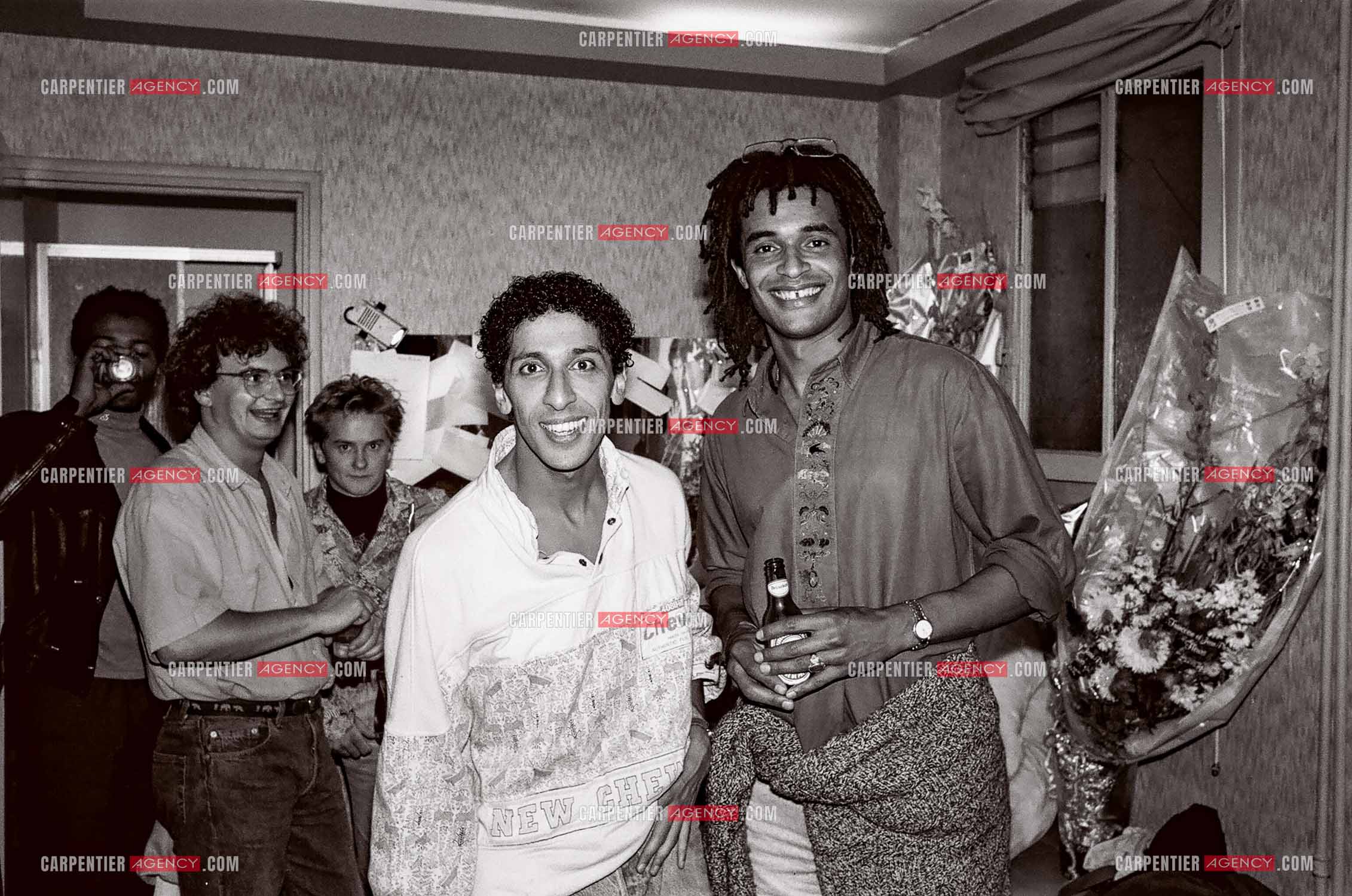 L'humoriste Smaïn  reçoit Yannick Noah dans sa loge avant d'assister à  son One Man Show " T'EN VEUX ? " en 1989.         ( Exclusif )