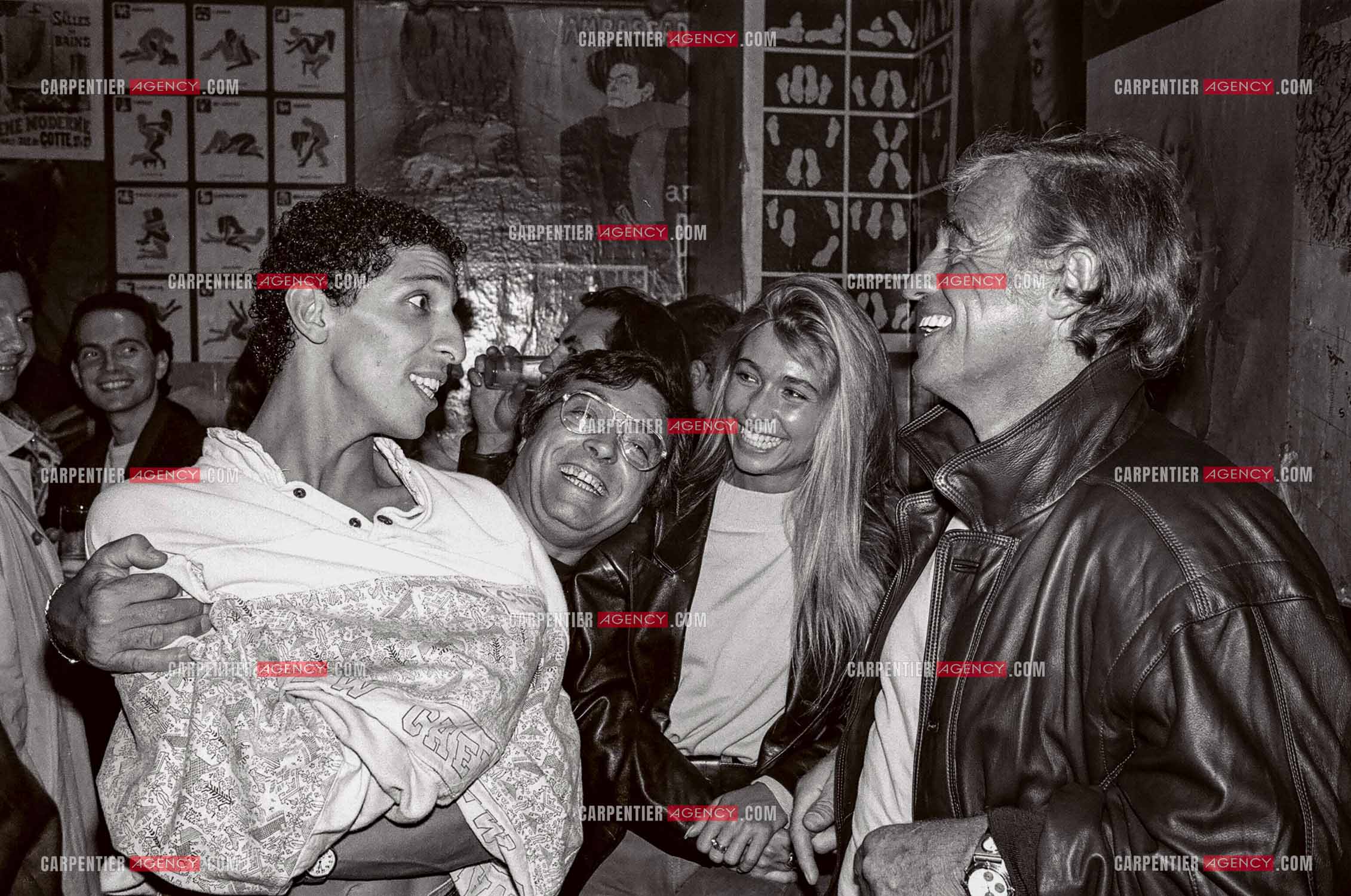 L'humoriste Smaïn  reçoit Jean-Paul Belmondo et sa femme Natty  au bar de l'Olympia chez Marilyn avant d'assister à son One Man Show " T'EN VEUX ? " en 1989.   ( Exclusif )