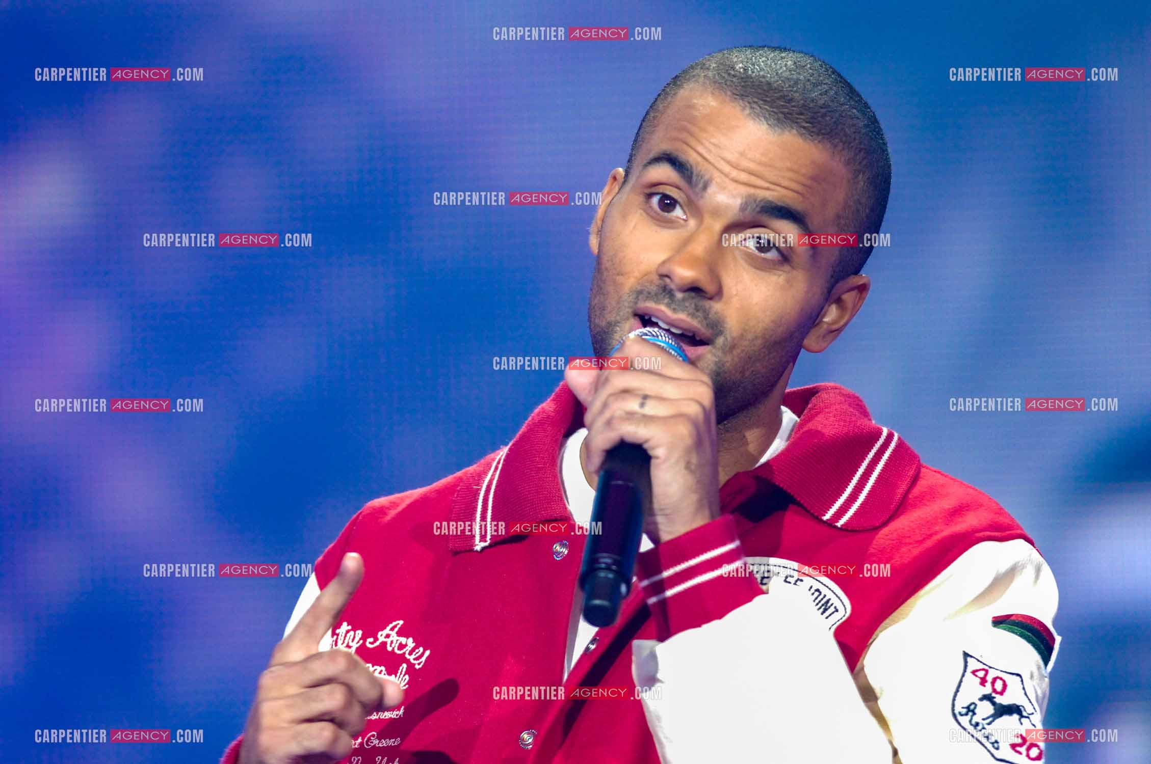 Le basketteur Tony Parker en tant que chanteur sur le plateau télé HIT MACHINE.