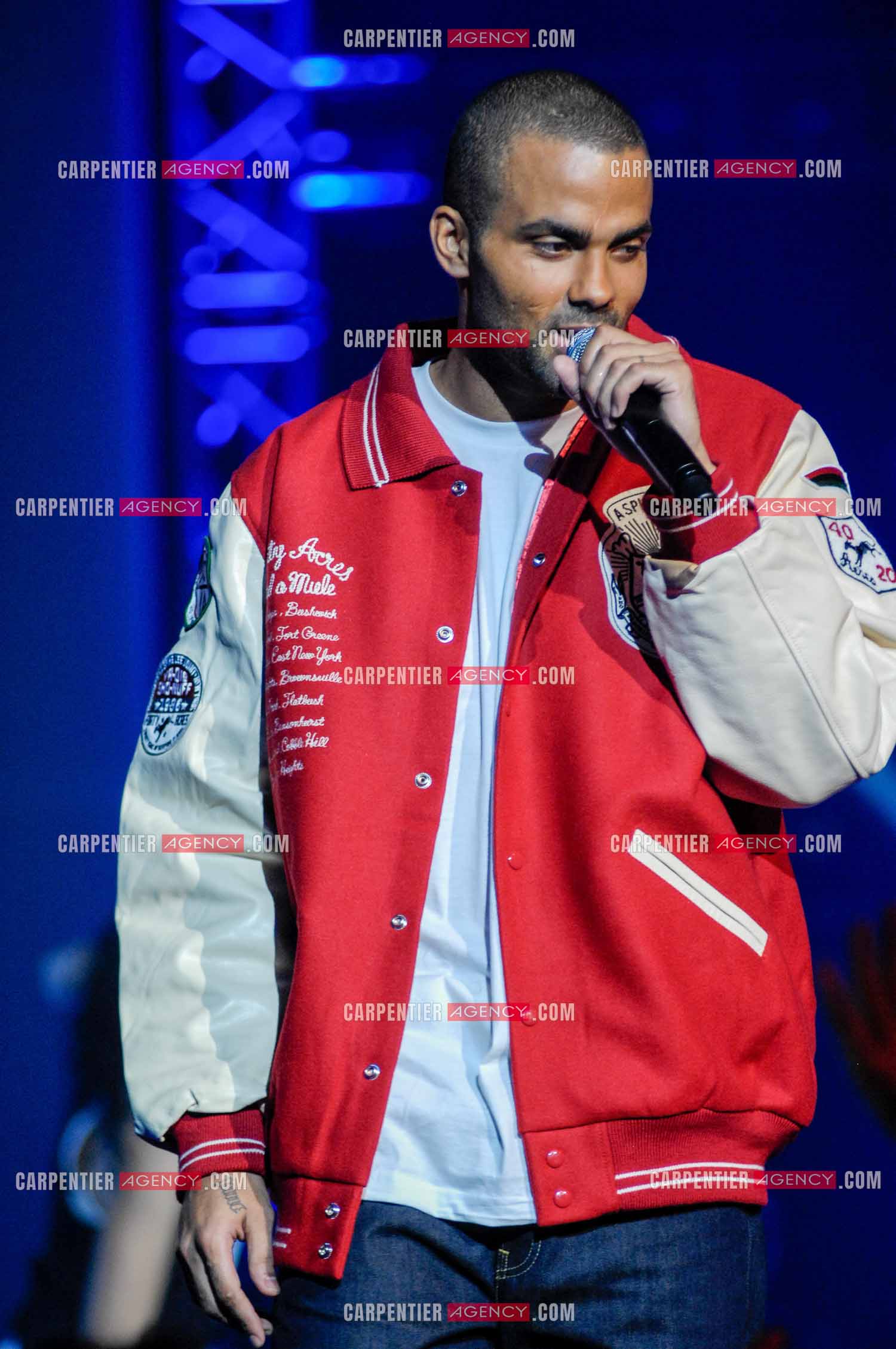Le basketteur Tony Parker en tant que chanteur sur le plateau télé HIT MACHINE.