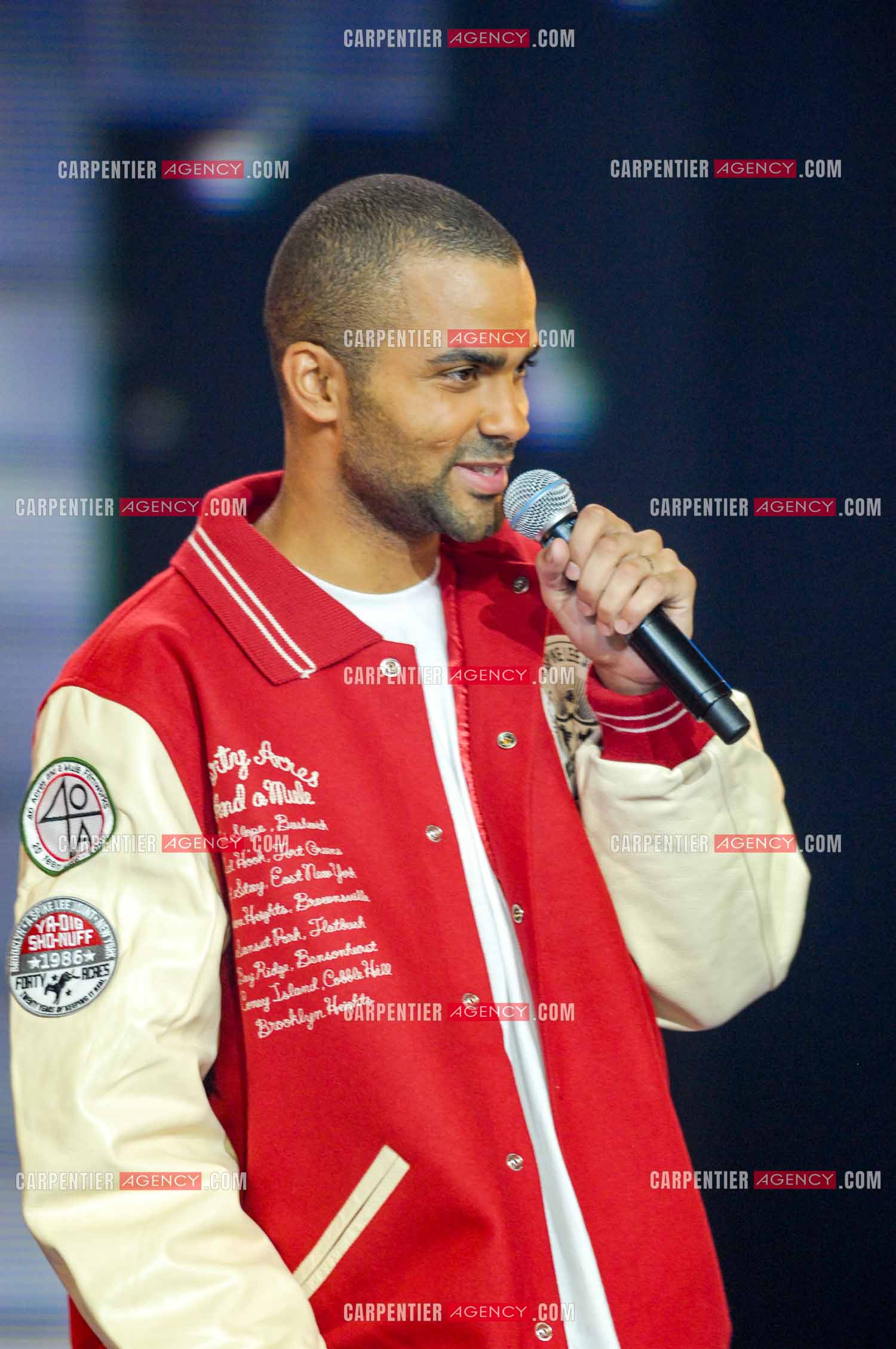 Le basketteur Tony Parker en tant que chanteur sur le plateau télé HIT MACHINE.
