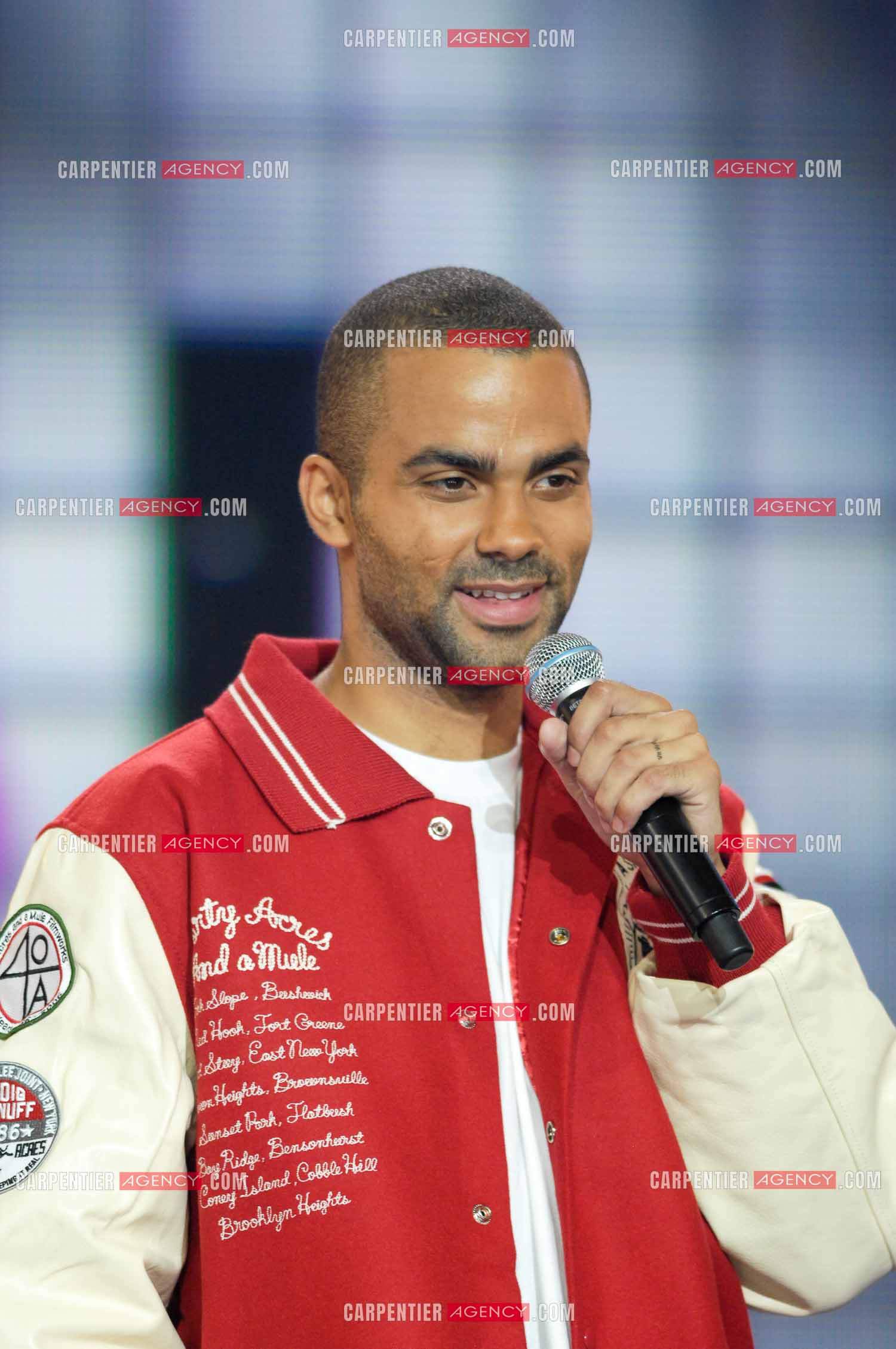 Le basketteur Tony Parker en tant que chanteur sur le plateau télé HIT MACHINE.