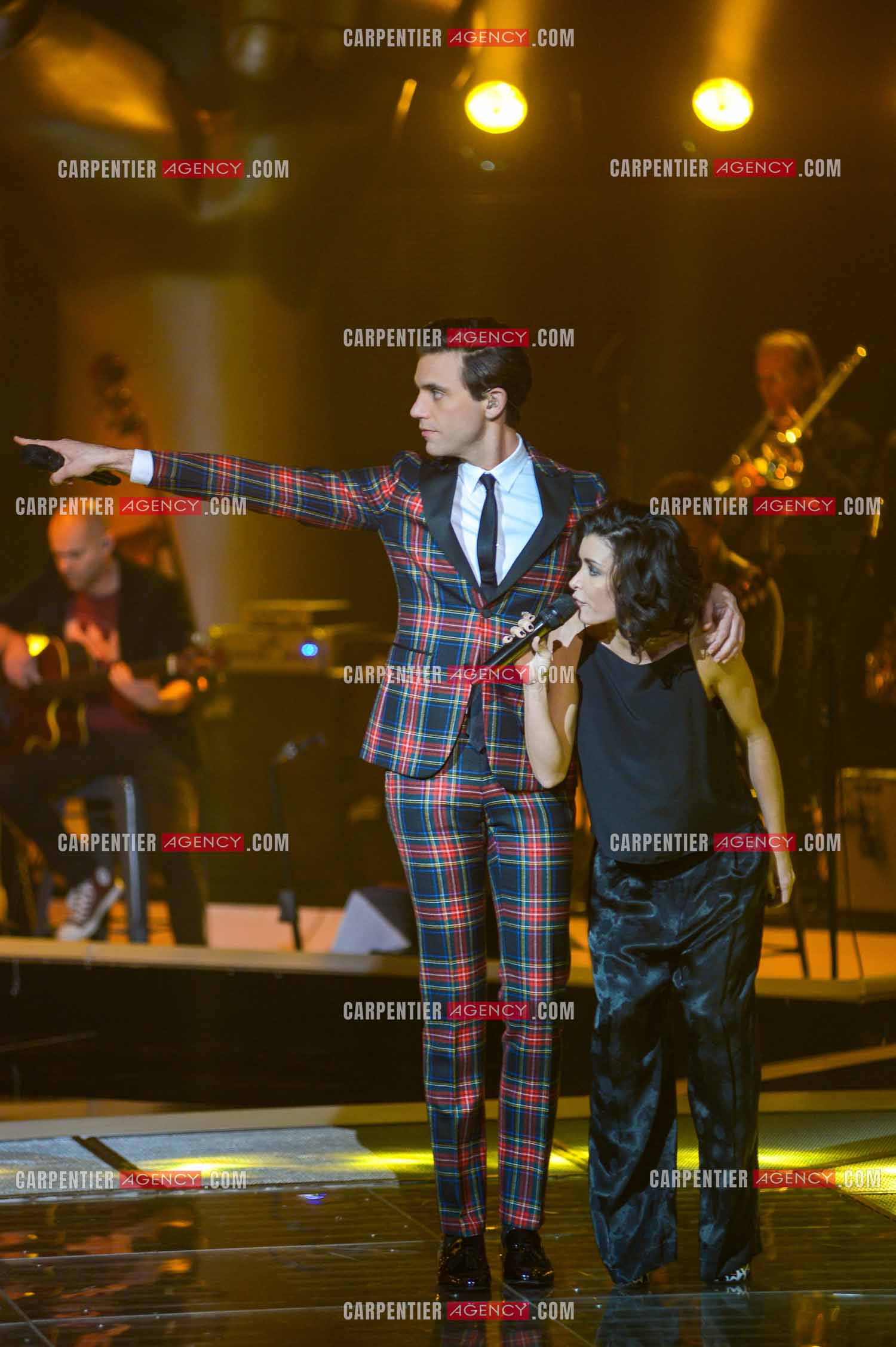 Saison 3 de l'émission The Voice. Les 2 coachs Mika et Jenifer.           ( Exclusif )