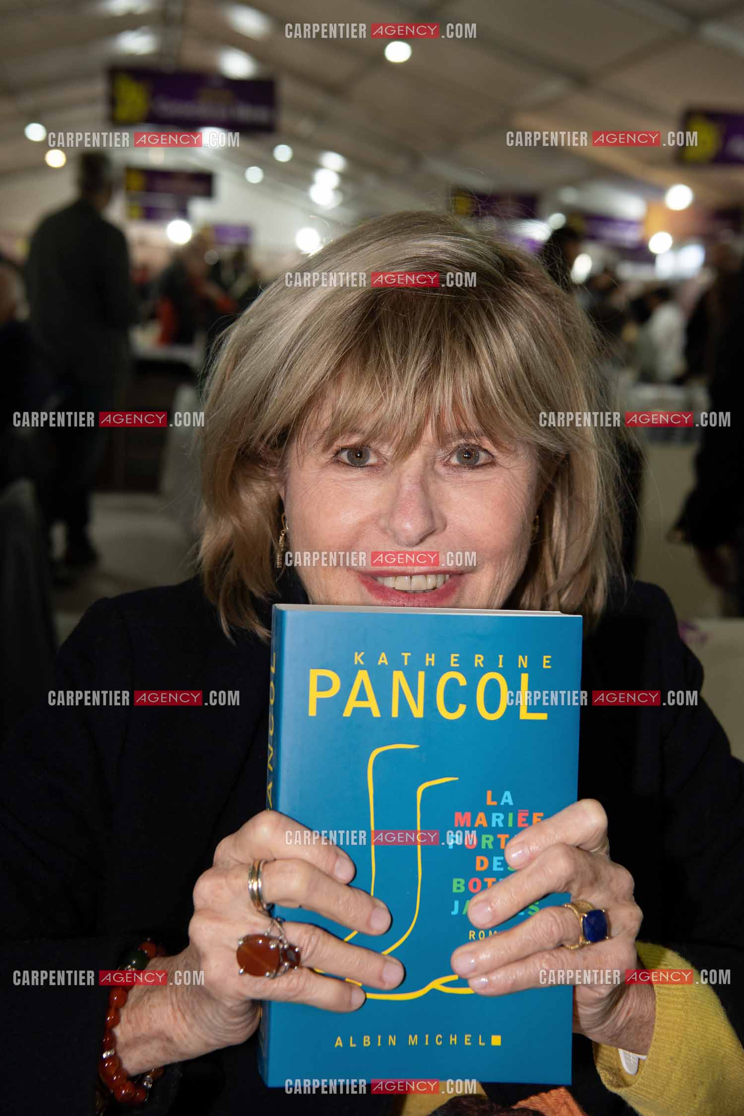 La fête du livre du Var les 17, 18 et 19 Novembre 2023 à Toulon. L'auteure Katherine Pancol et présidente d'honneur de la fête du livre du Var, présente son livre “ LA MARIÉE PORTAIT DES BOTTES JAUNES “ aux éditions Albin Michel.              ( Exclusif )