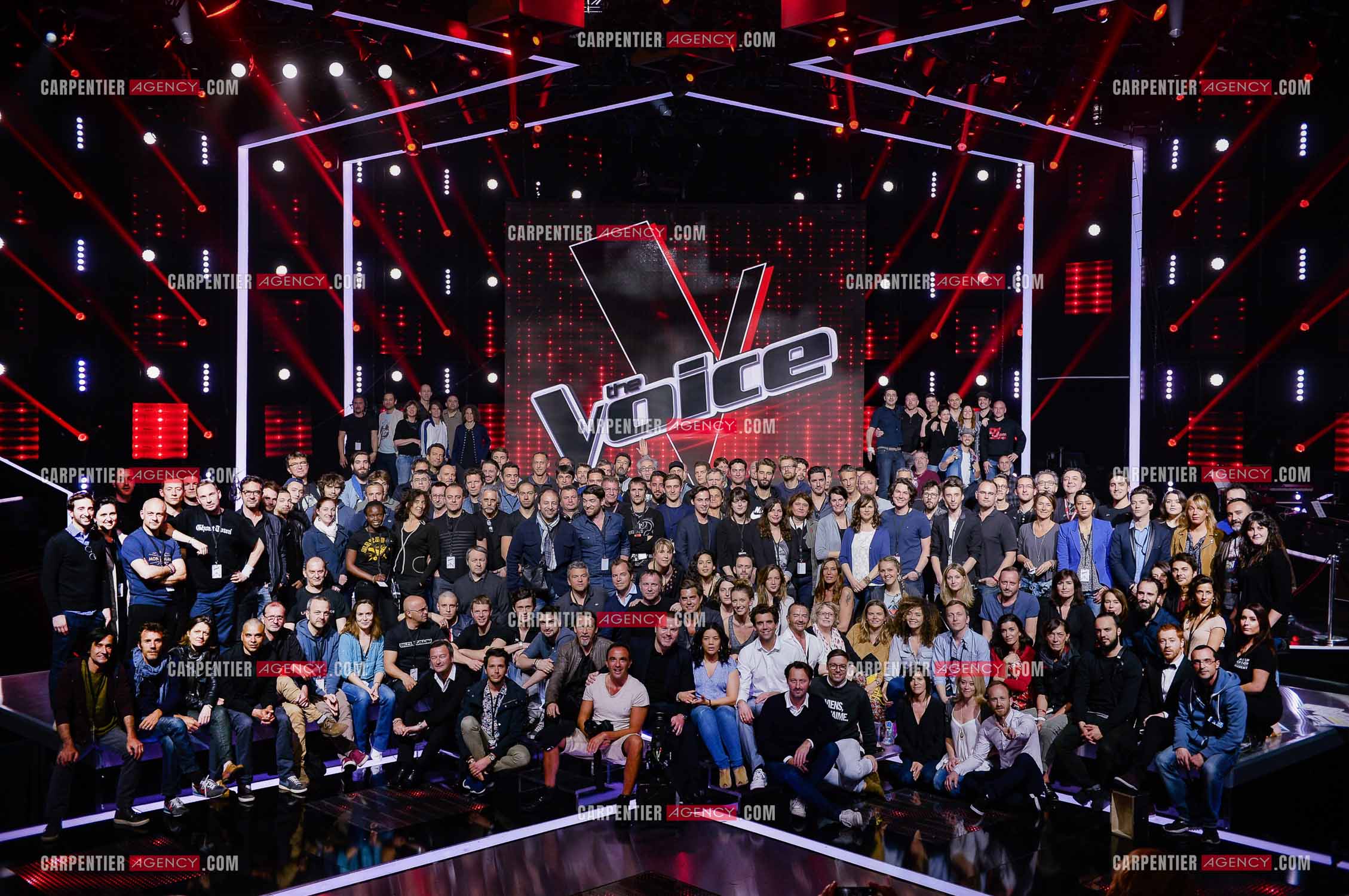 Saison 4 de l'émission The Voice en 2015. Photo de toute la production. Les coachs, les animateurs, les talents, la production, les réalisateurs et tous le staff.         ( Exclusif )