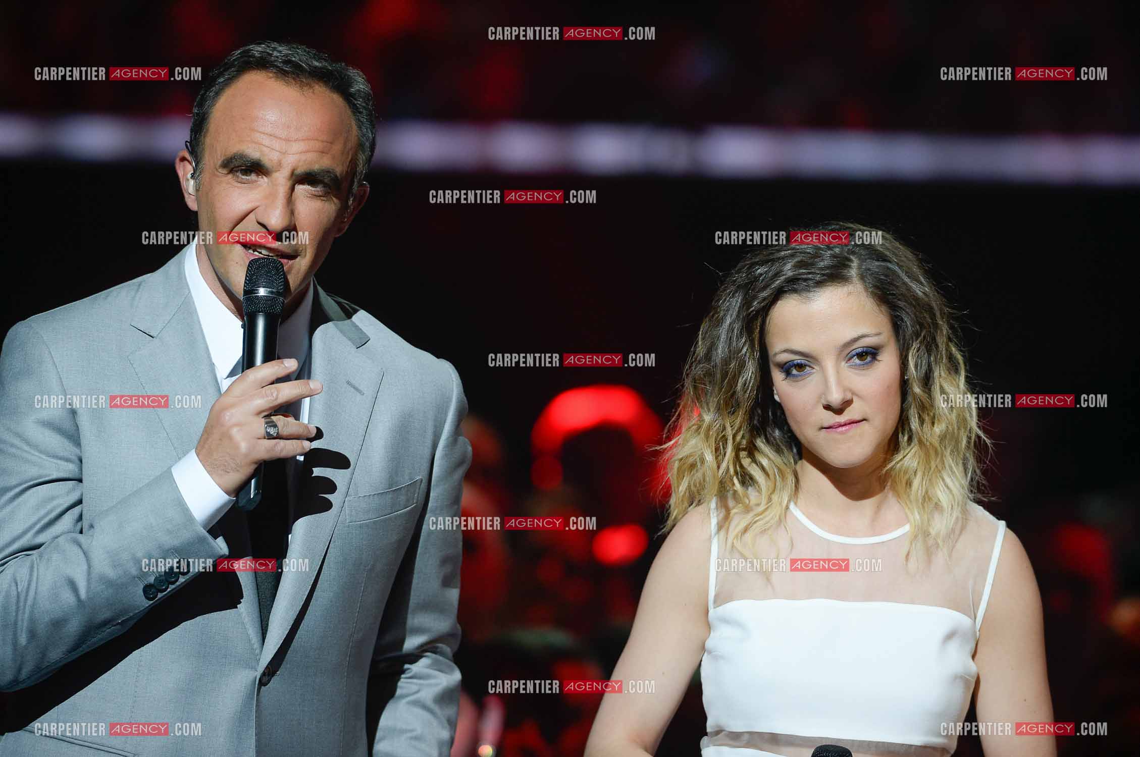Saison 4 de l'émission The Voice en 2015. La candidate Camille Lellouche et l'animateur Nikos Aliagas.         ( Exclusif )