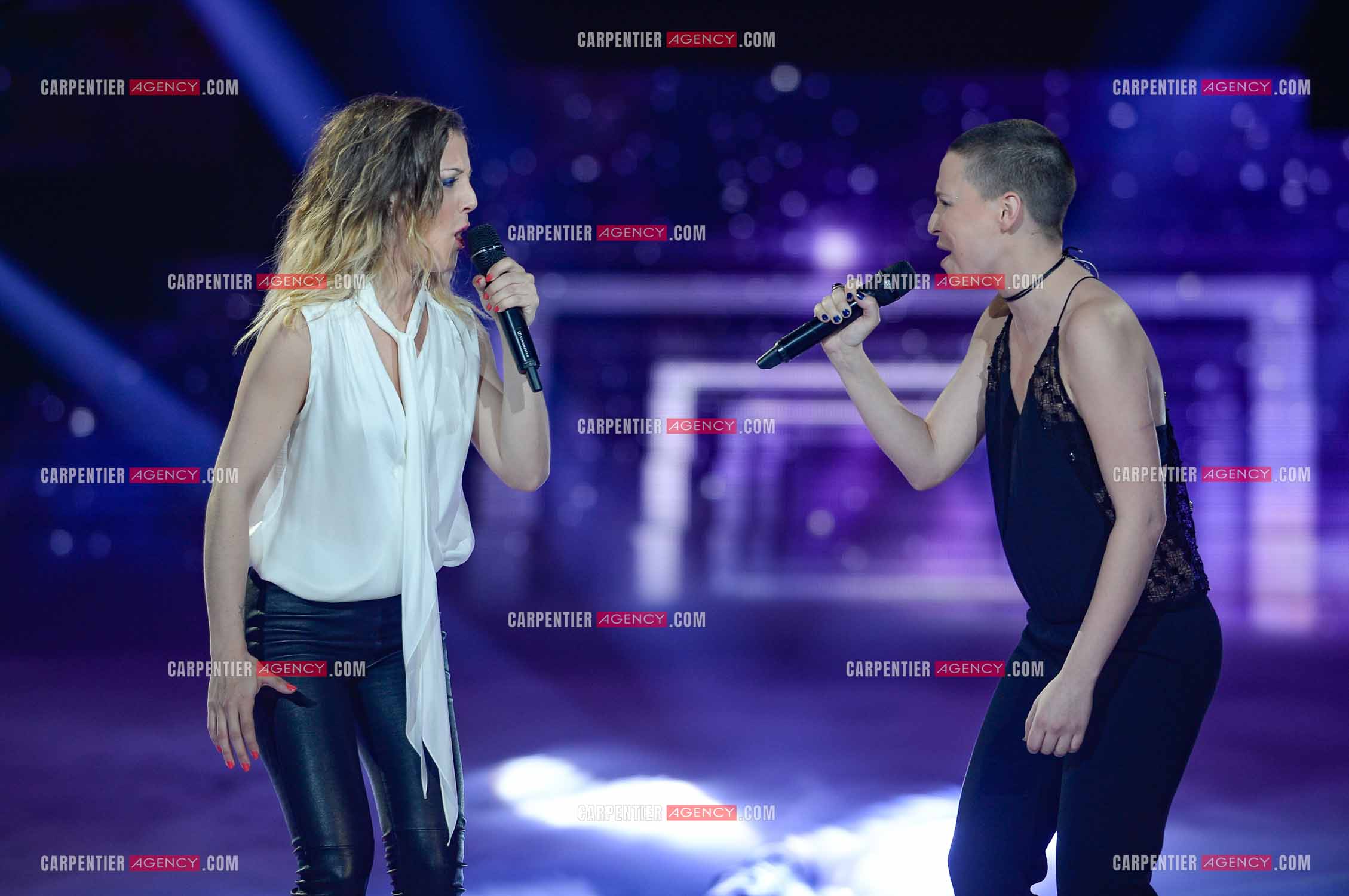 Saison 4 de l'émission The Voice en 2015. Les candidates Camille Lellouche et Anne Sila en duo pour la demie-finale sur une chanson de Céline Dion.         ( Exclusif )