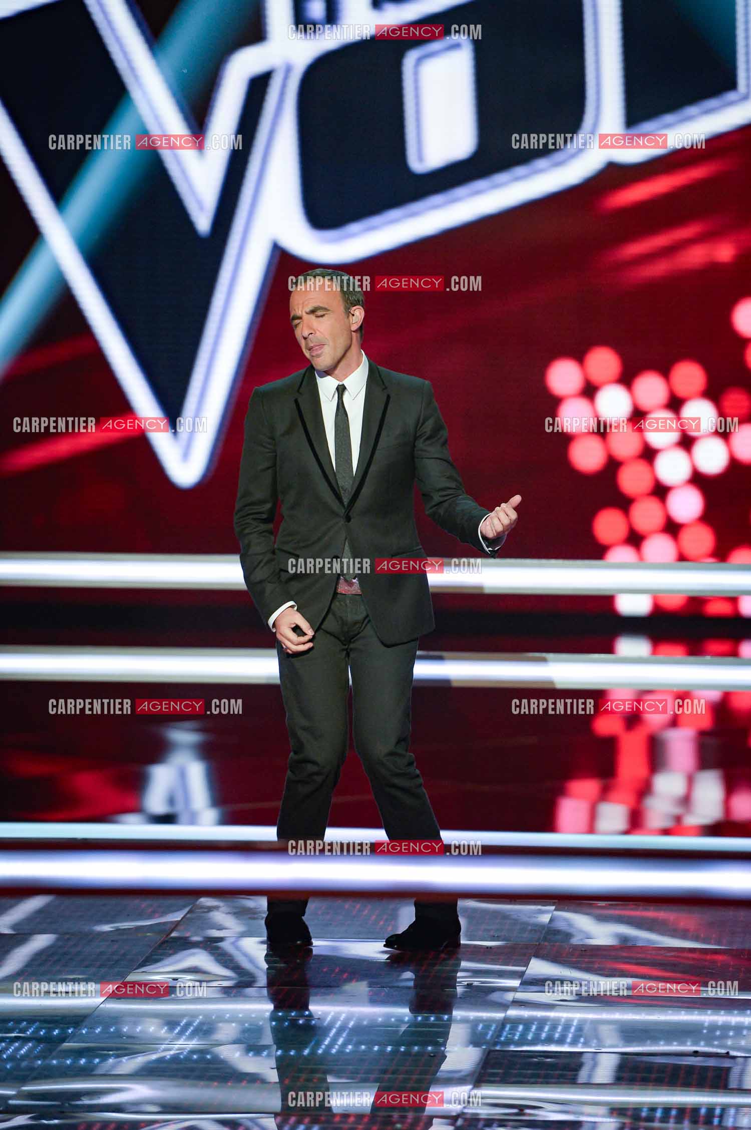 L'animateur Nikos Aliagas lors de l'émission The Voice sur un solo de guitare imaginaire.     ( Exclusif )