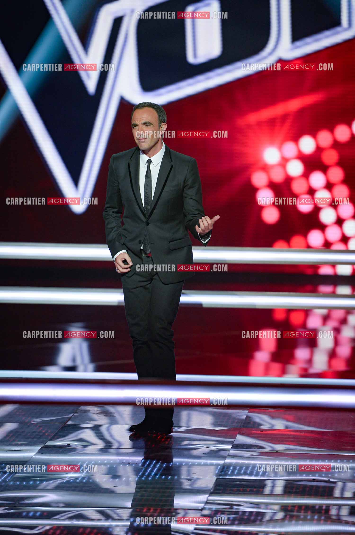 L'animateur Nikos Aliagas lors de l'émission The Voice sur un solo de guitare imaginaire.     ( Exclusif )