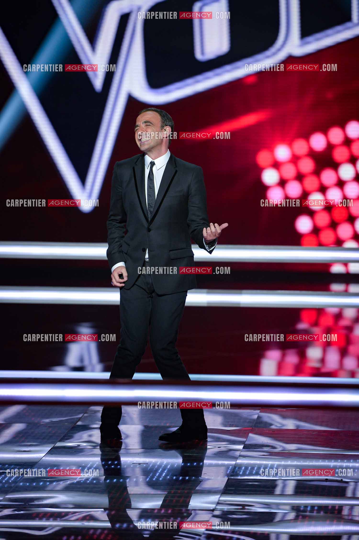 L'animateur Nikos Aliagas lors de l'émission The Voice sur un solo de guitare imaginaire.     ( Exclusif )