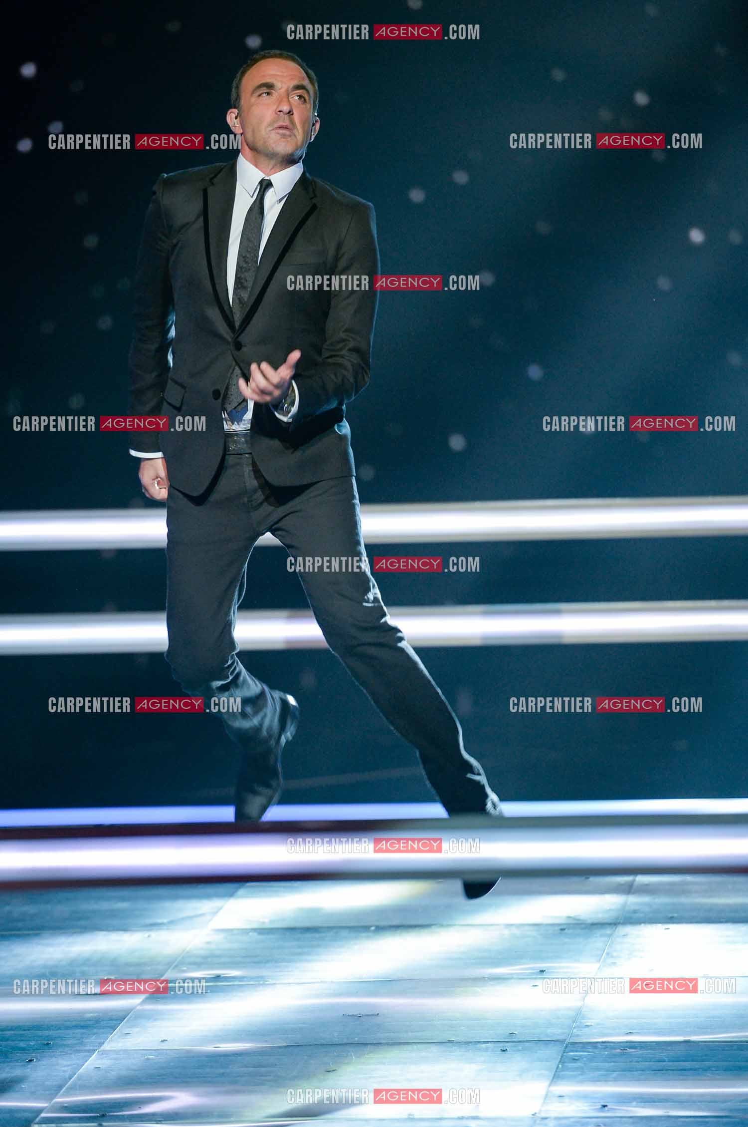 L'animateur Nikos Aliagas lors de l'émission The Voice sur un solo de guitare imaginaire.     ( Exclusif )