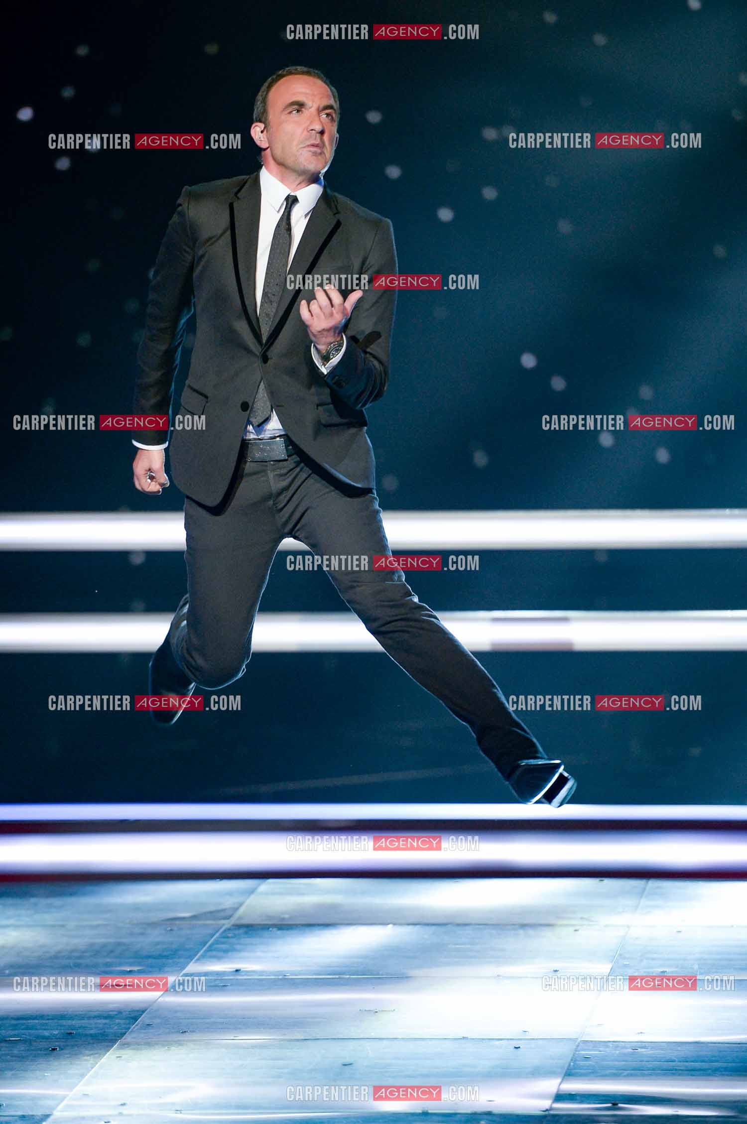 L'animateur Nikos Aliagas lors de l'émission The Voice sur un solo de guitare imaginaire.     ( Exclusif )