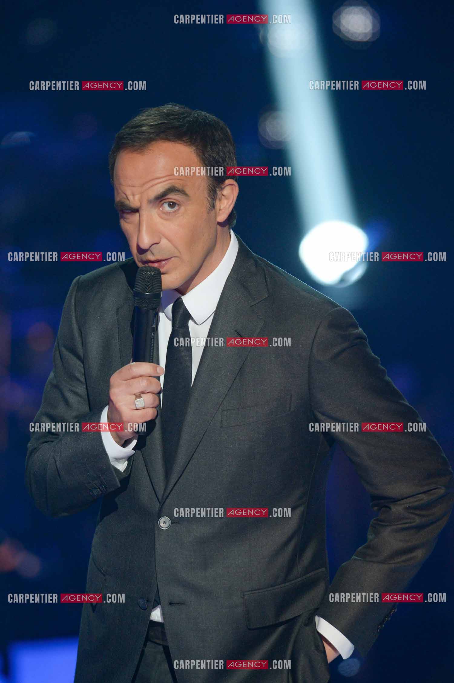 Saison 3 de l'émission The Voice. L'animateur de l'émission, Nikos Aliagas.          ( Exclusif )
