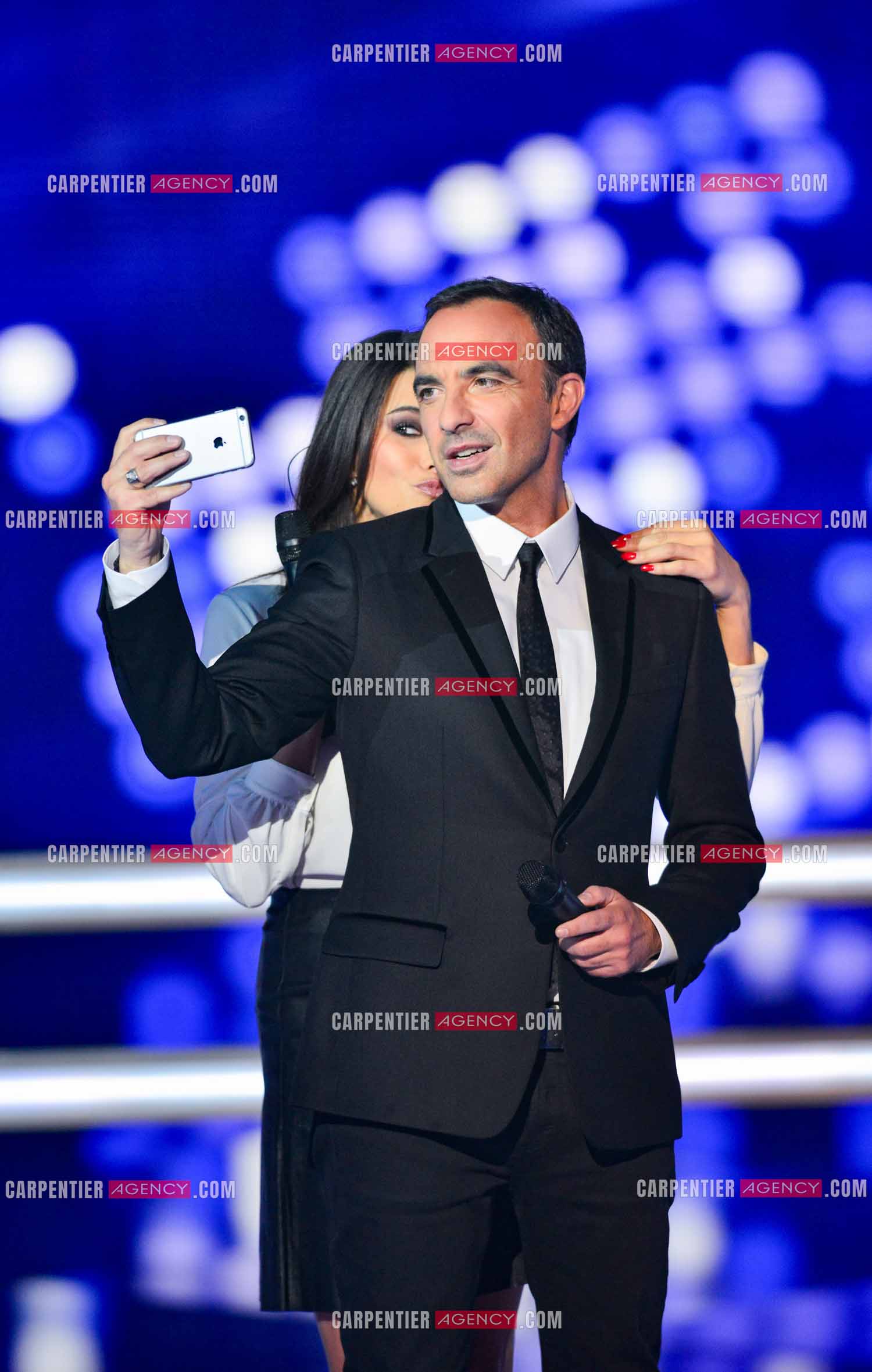 L'animateur Nikos Aliagas et sa partenaire Karine Ferri s'amusent d'un selfie lors de l'émission The Voice.     ( Exclusif )