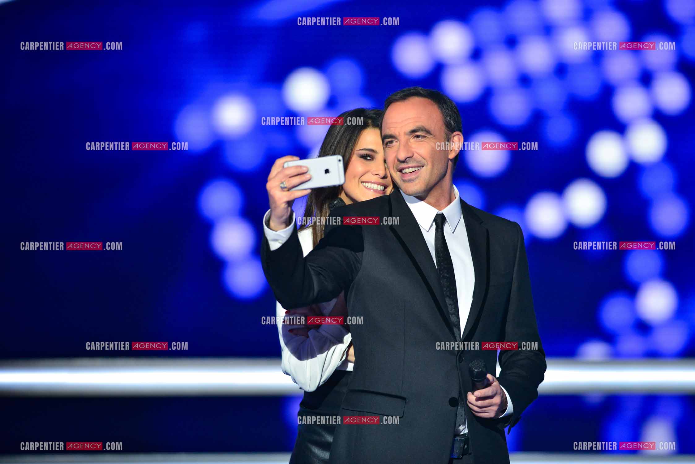 L'animateur Nikos Aliagas et sa partenaire Karine Ferri s'amusent d'un selfie lors de l'émission The Voice.     ( Exclusif )