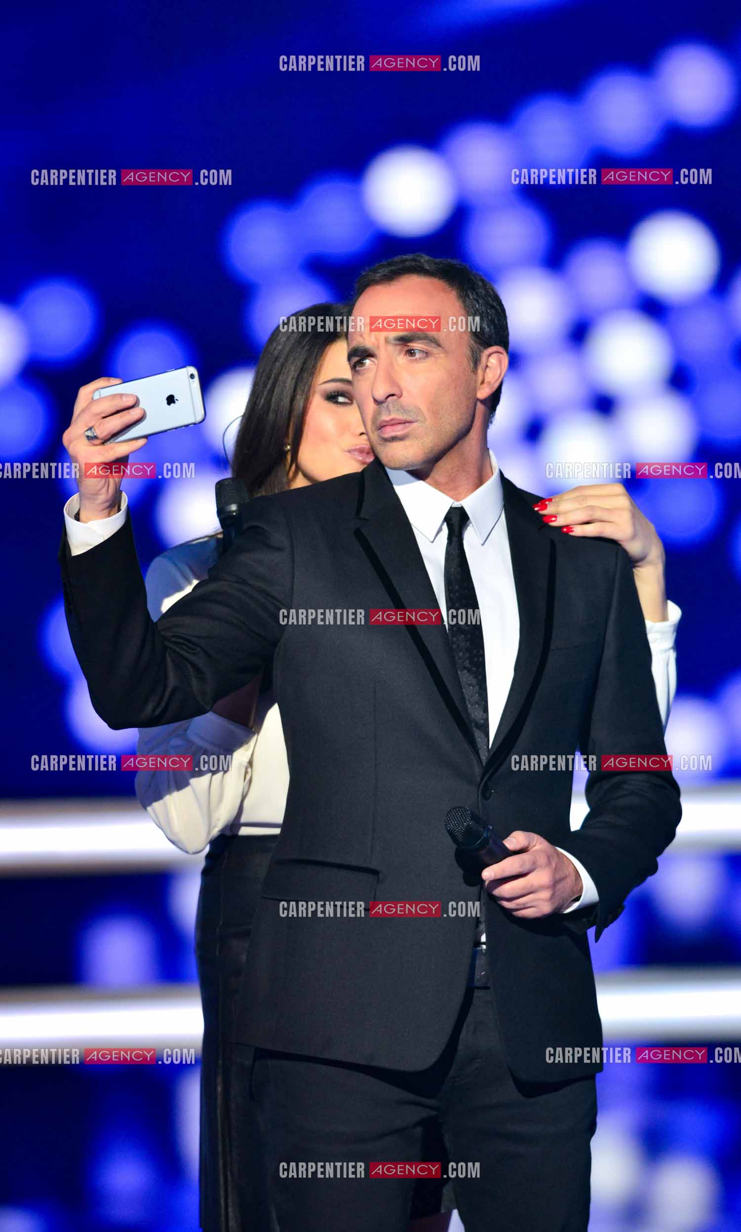 L'animateur Nikos Aliagas et sa partenaire Karine Ferri s'amusent d'un selfie lors de l'émission The Voice.     ( Exclusif )