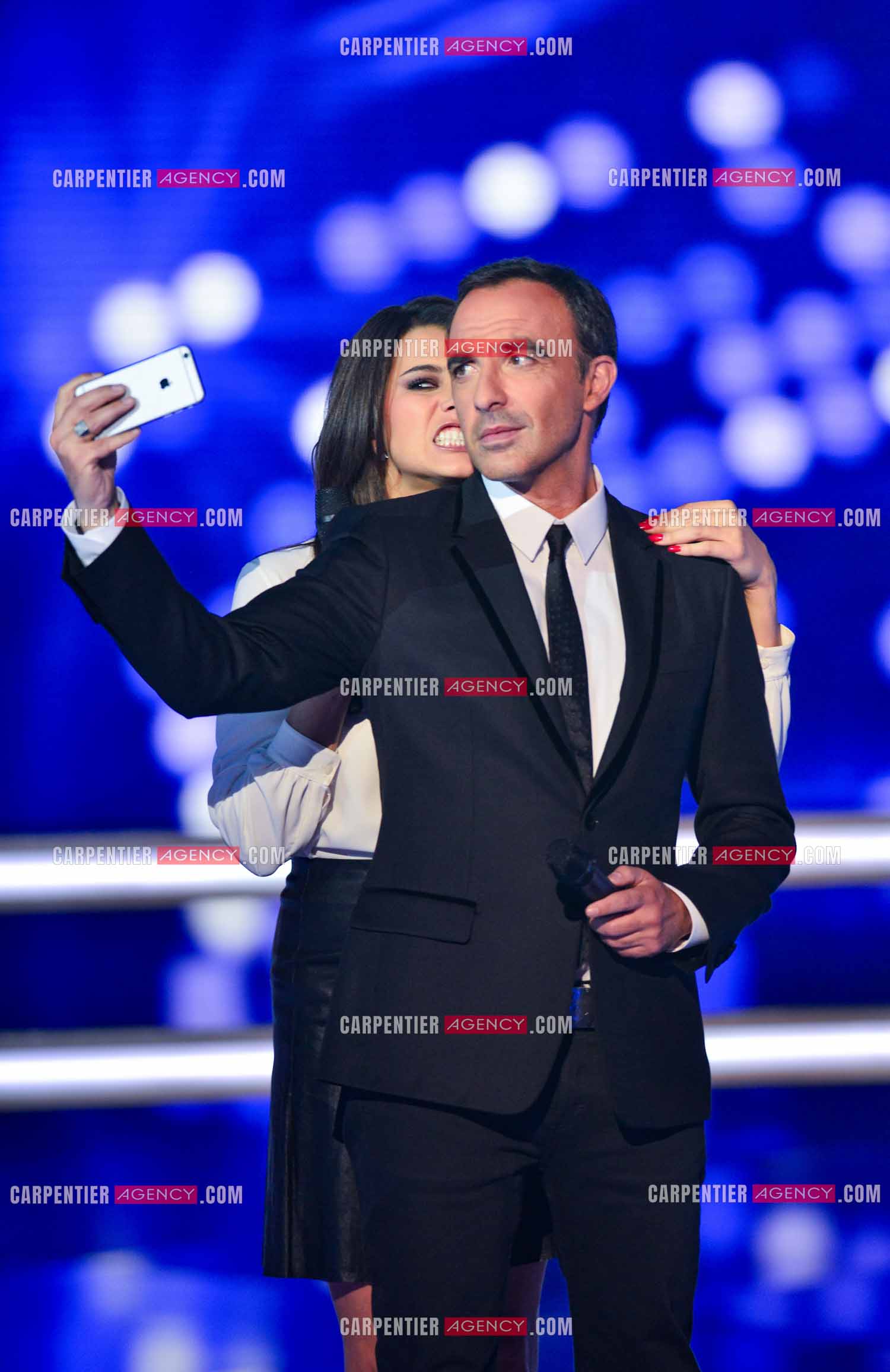 L'animateur Nikos Aliagas et sa partenaire Karine Ferri s'amusent d'un selfie lors de l'émission The Voice.     ( Exclusif )