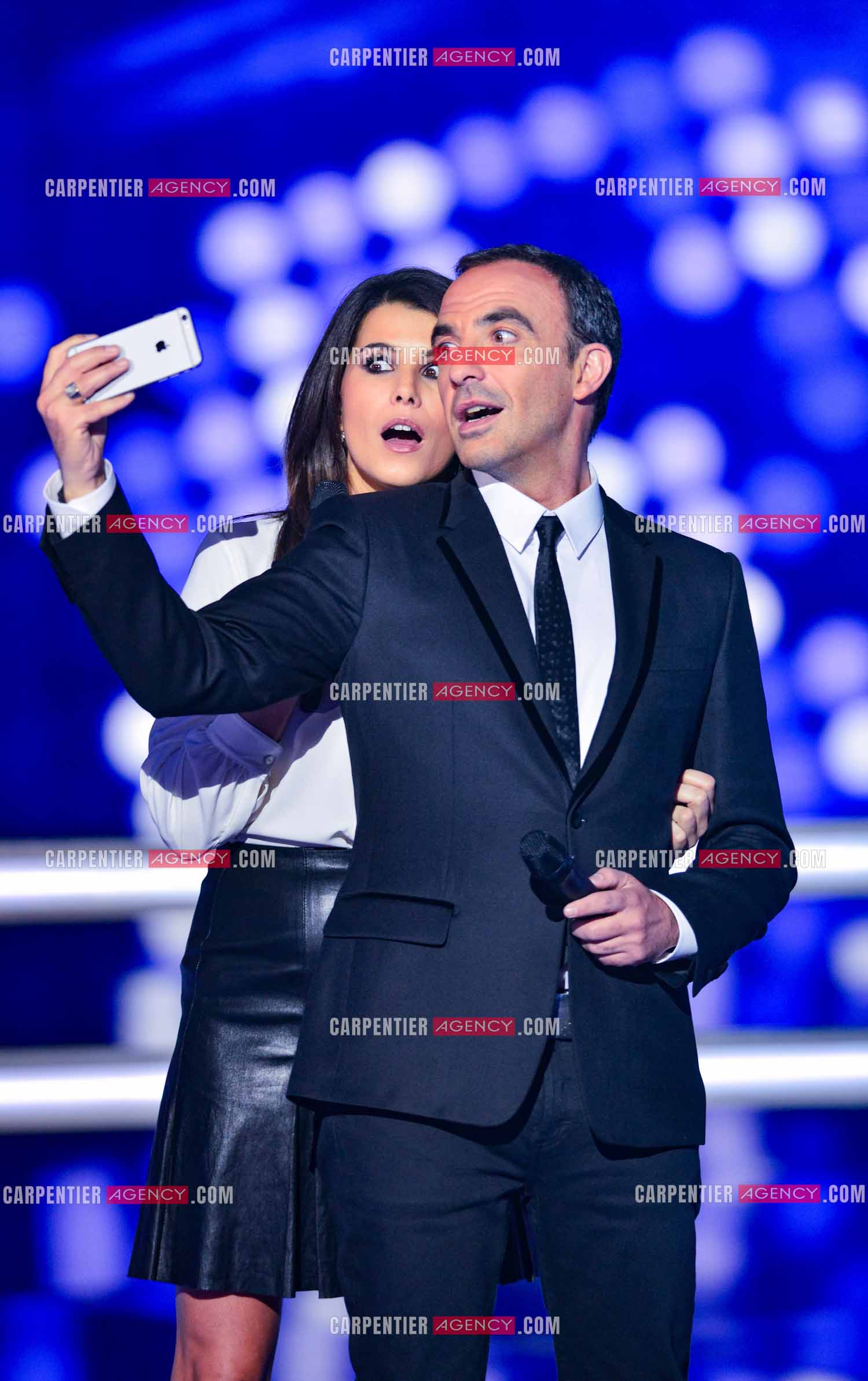L'animateur Nikos Aliagas et sa partenaire Karine Ferri s'amusent d'un selfie lors de l'émission The Voice.     ( Exclusif )