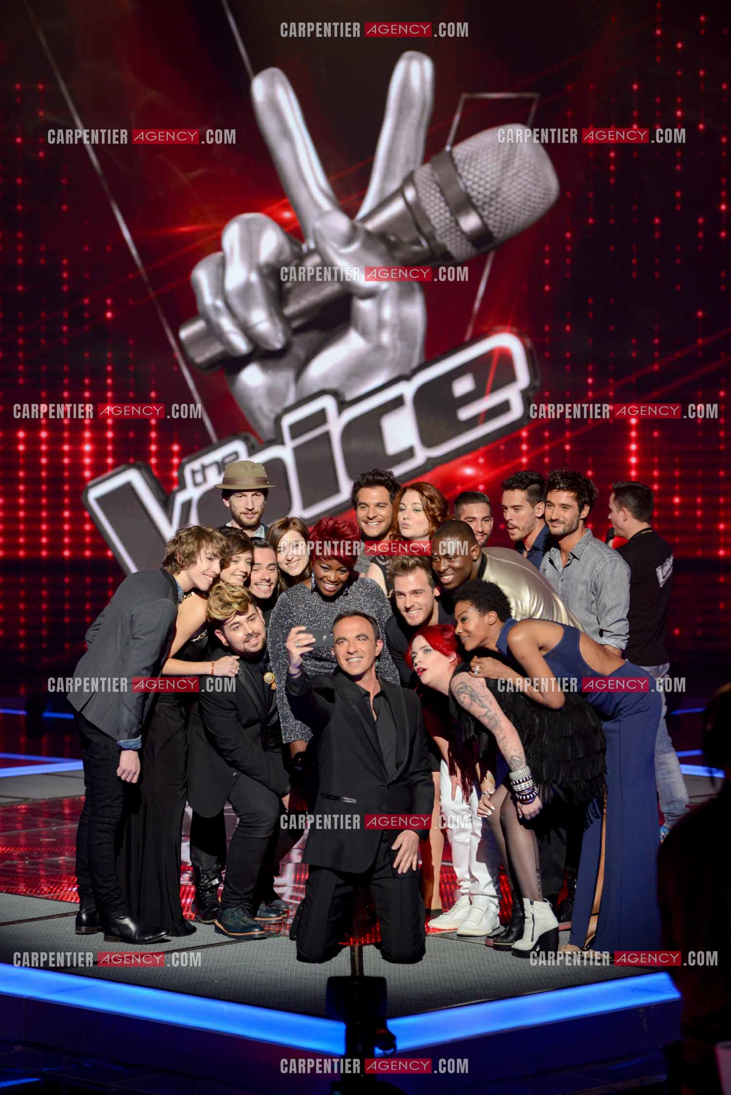 L'animateur Nikos Aliagas se fait un selfie entouré des candidats lors de l'émission The Voice : Lioan, Élodie Martelet, Flo Malley, Maximilien Philippe, Igit ( Antoine Barrau ), Stacey King, Charlie Boisseau, Amir Haddad, Juliette Moraine, les Frero Delavega, Manon Trinquier, La Petite Shade,    ( Exclusif )