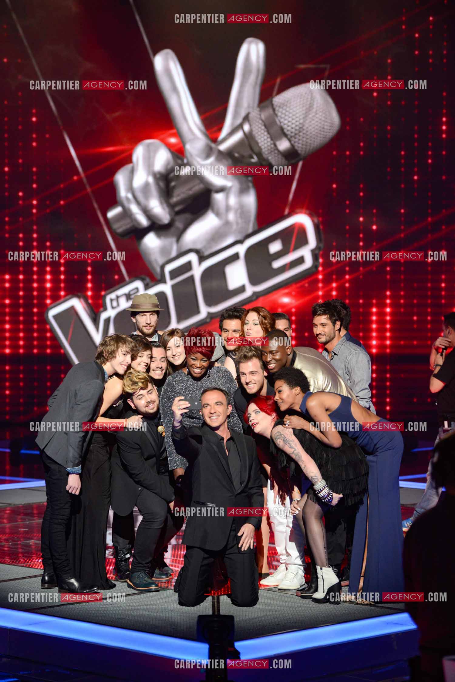 L'animateur Nikos Aliagas se fait un selfie entouré des candidats lors de l'émission The Voice : Lioan, Élodie Martelet, Flo Malley, Maximilien Philippe, Igit ( Antoine Barrau ), Stacey King, Charlie Boisseau, Amir Haddad, Juliette Moraine, les Frero Delavega, Manon Trinquier, La Petite Shade,    ( Exclusif )