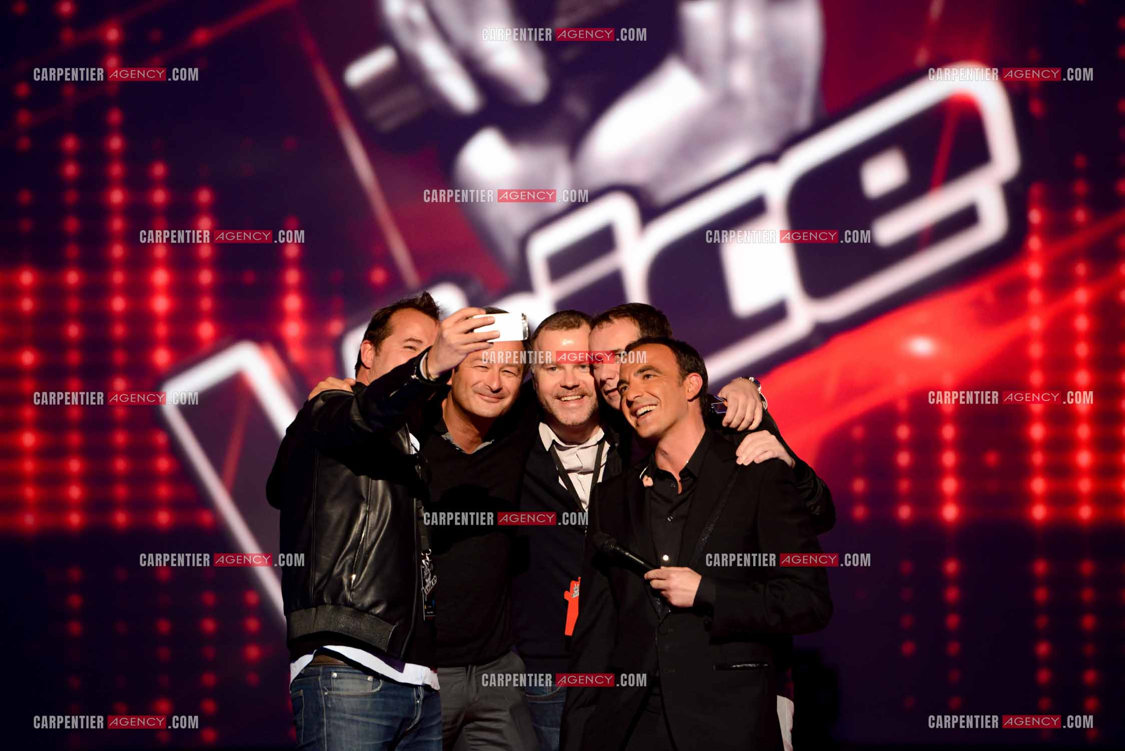 L'animateur Nikos Aliagas lors de l'émission The Voice. Selfie autour de Nikos Aliagas, le réalisateur de l'émission Tristan Carné, le directeur musical Olivier Schultheis, le procucteur Matthieu Grellier et le directeur des programmes Vincent Panozzo.  ( Exclusif )