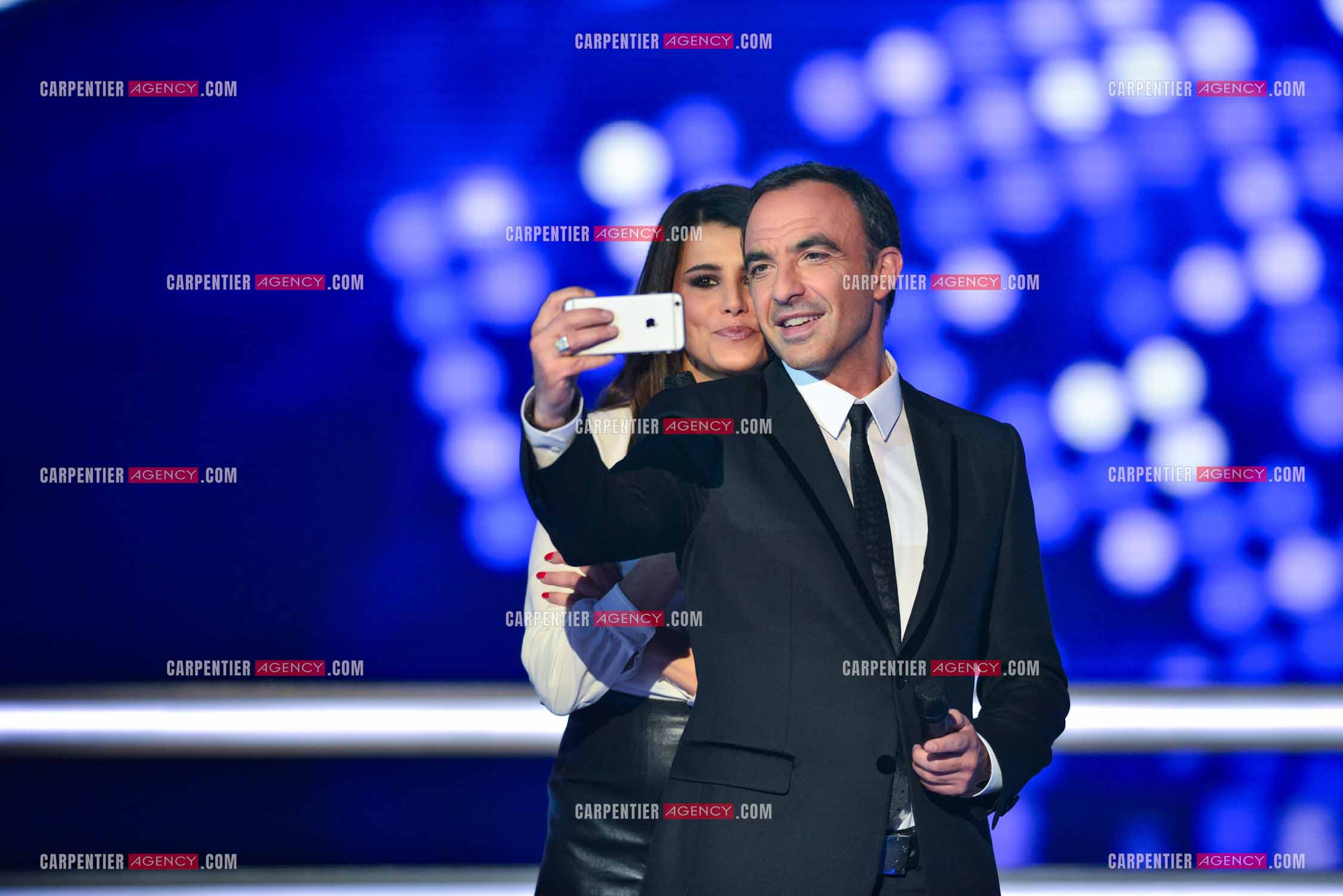 L'animateur Nikos Aliagas et sa partenaire Karine Ferri s'amusent d'un selfie lors de l'émission The Voice.     ( Exclusif )