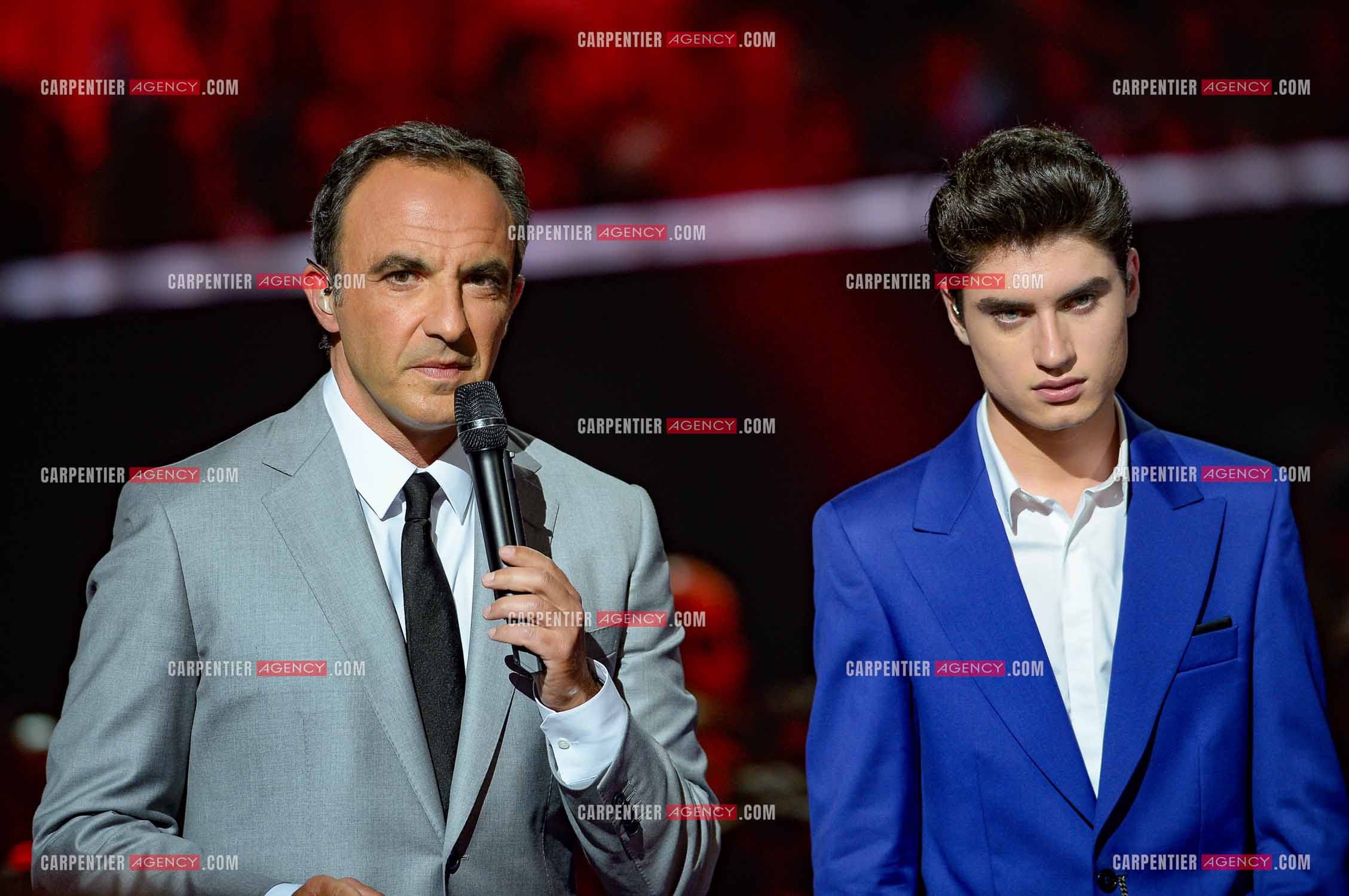 L'animateur Nikos Aliagas et le candidat David Thibault lors de l'émission The Voice.     ( Exclusif )