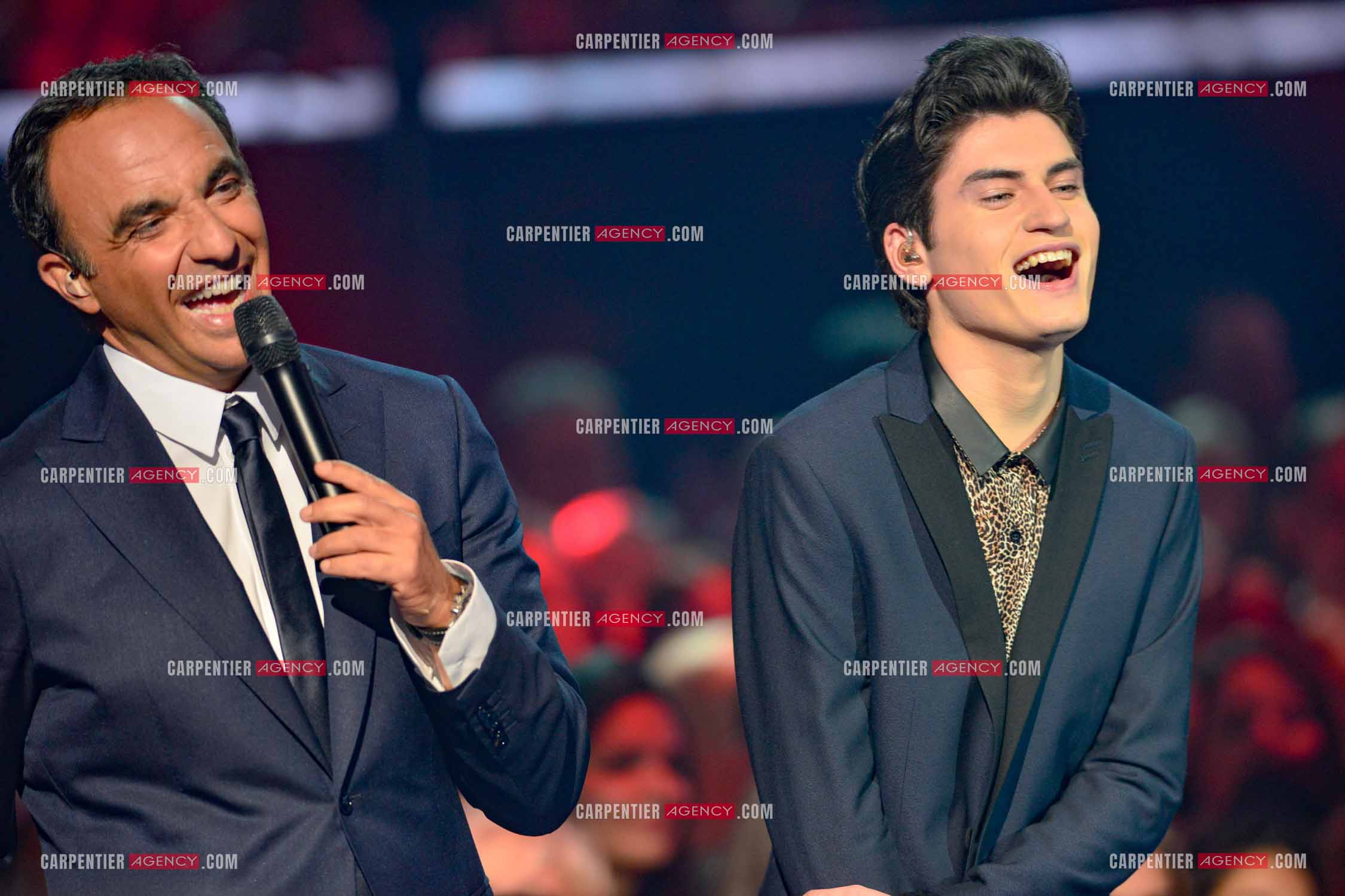 L'animateur Nikos Aliagas et le candidat David Thibault lors de l'émission The Voice.     ( Exclusif )