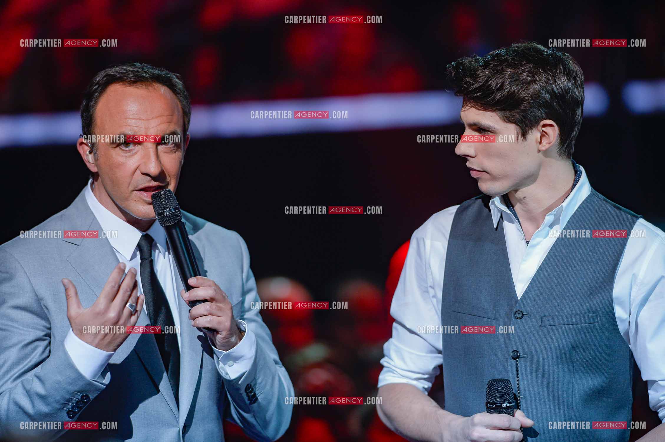 L'animateur Nikos Aliagas et le candidat Lilian Renaud  lors de l'émission The Voice.     ( Exclusif )