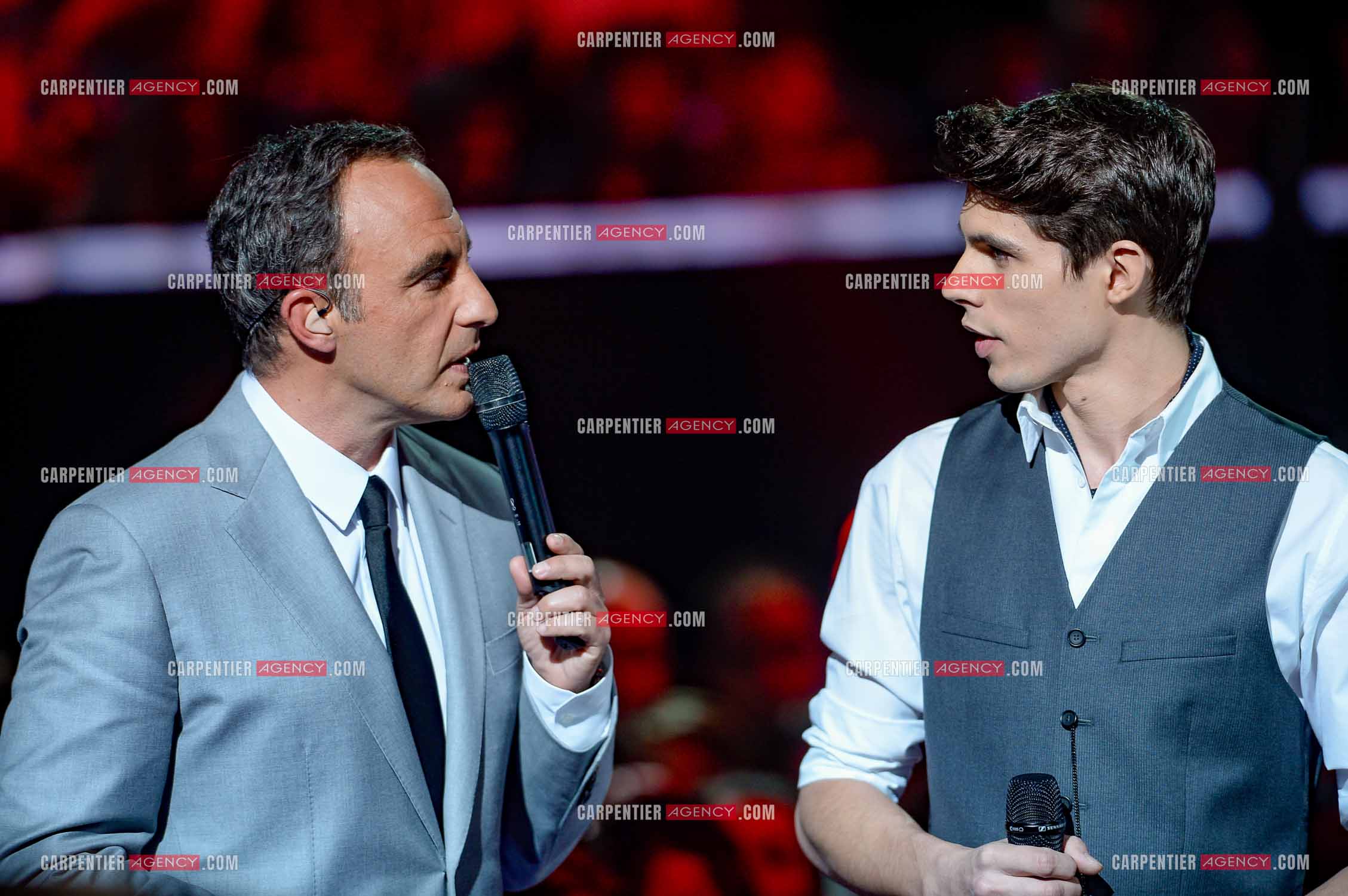 L'animateur Nikos Aliagas et le candidat Lilian Renaud  lors de l'émission The Voice.     ( Exclusif )