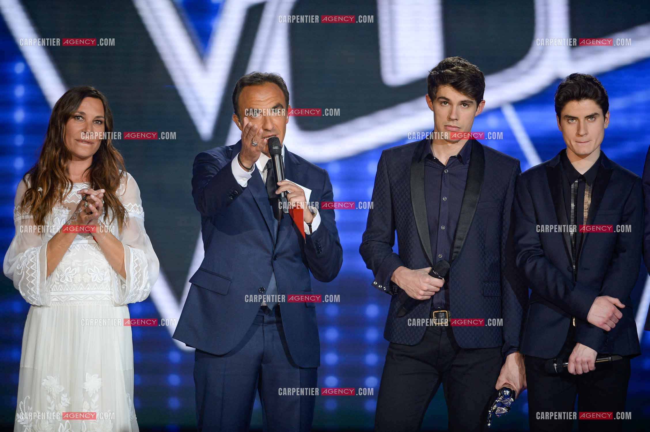 L'animateur Nikos Aliagas lors de l'émission The Voice pour les résultats de la finale. Entre David Thibault et Lilian Renaud, c'est Lilian Renaud l'élève de la coach Zazie qui sera le grand gagnant de cette saison 4.   ( Exclusif )