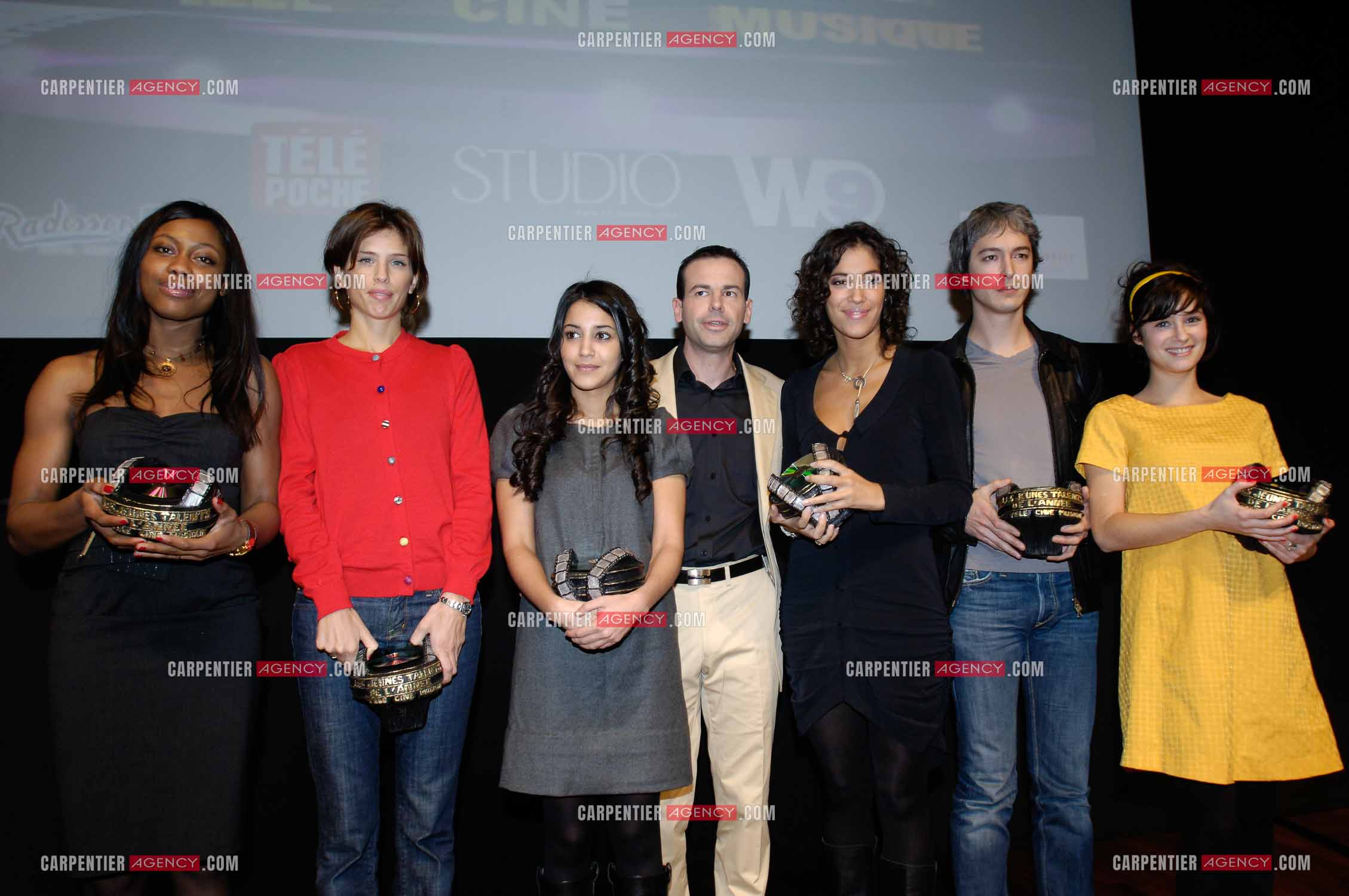 Cérémonie des Jeunes Talents de l'Année 2007. Entourés par l'animateur Rémi Castillo au centre, le prix des jeunes talents de l'année 2007 pour la télé, le cinéma et la musique: Elé Asu, Maïwenn Le Besco, Leila Bekhti, Laurie Cholewa, Cyril Paulus et Mélanie Bernier.