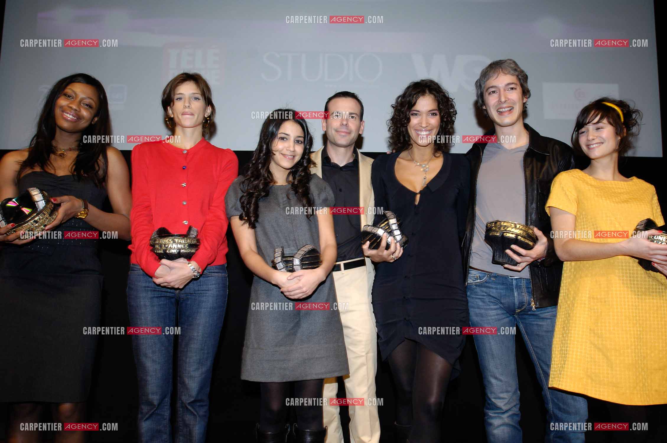 Cérémonie des Jeunes Talents de l'Année 2007. Entourés par l'animateur Rémi Castillo au centre, le prix des jeunes talents de l'année 2007 pour la télé, le cinéma et la musique: Elé Asu, Maïwenn Le Besco, Leila Bekhti, Laurie Cholewa, Cyril Paulus et Mélanie Bernier.