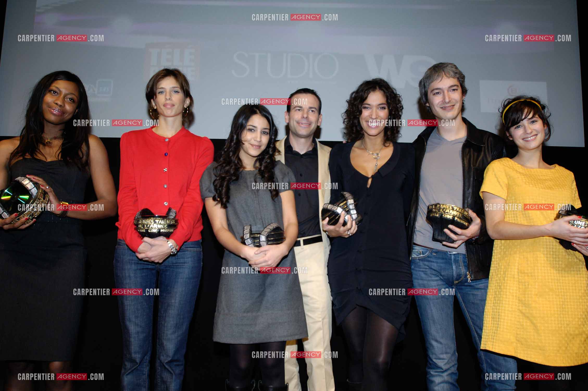 Cérémonie des Jeunes Talents de l'Année 2007. Entourés par l'animateur Rémi Castillo au centre, le prix des jeunes talents de l'année 2007 pour la télé, le cinéma et la musique: Elé Asu, Maïwenn Le Besco, Leila Bekhti, Laurie Cholewa, Cyril Paulus et Mélanie Bernier.