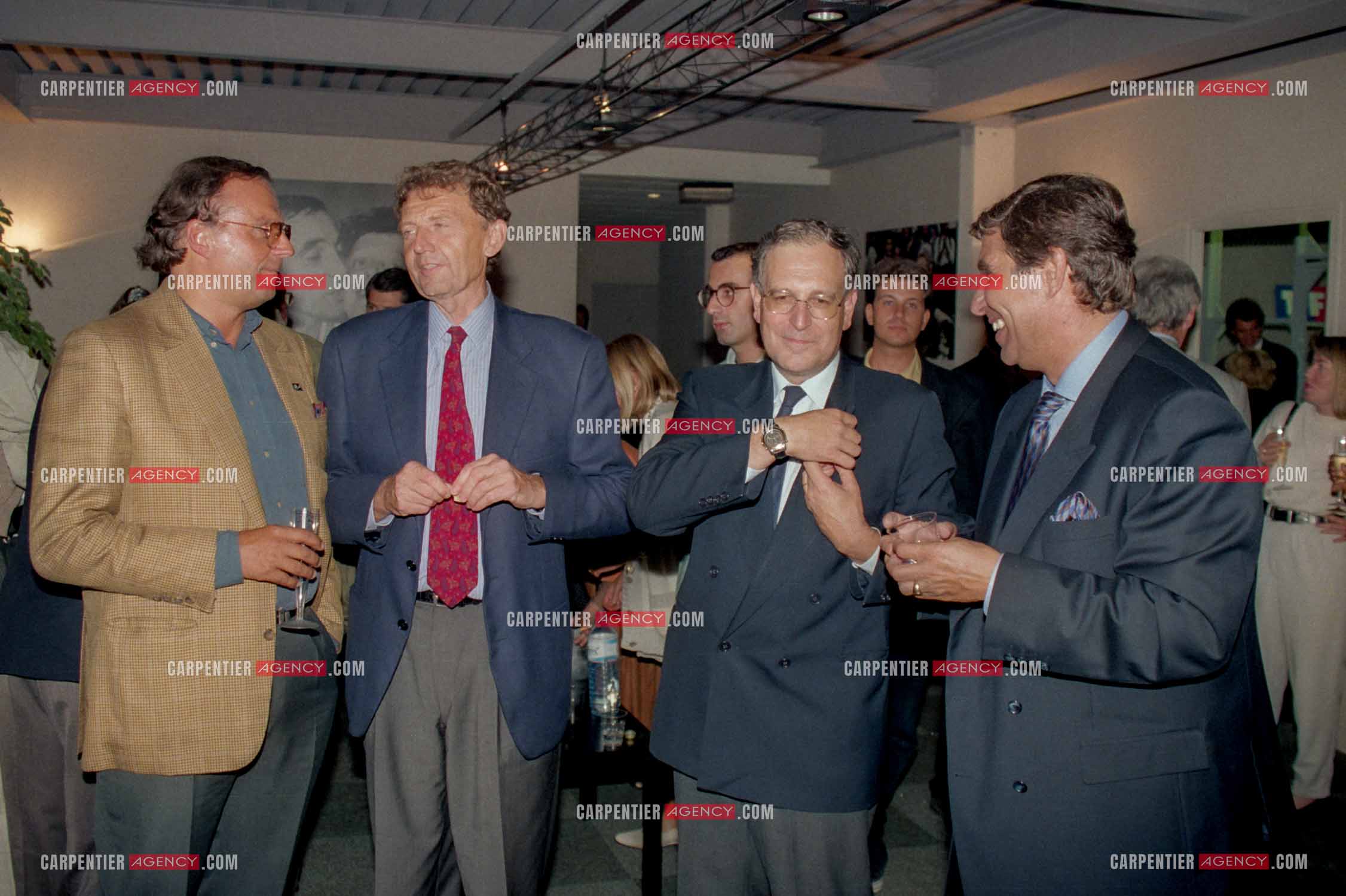 Émission “ Sacrée Soirée “, discussion de production dans les loges entre Gérard Louvin, Étienne Mougeotte, Patrick Le Lay, et Jean-Pierre Foucault. ( Exclusif )