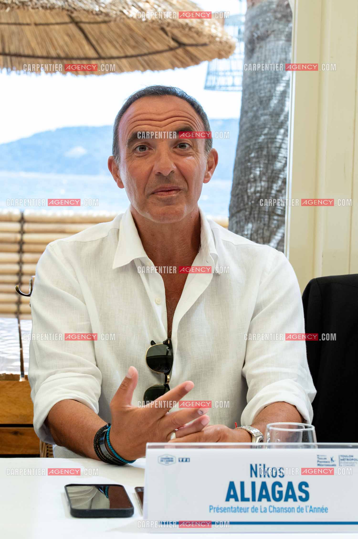 Nikos Aliagas anime l'émission “ LA CHANSON DE L'ANNÉE " sur la plage des Morillons.