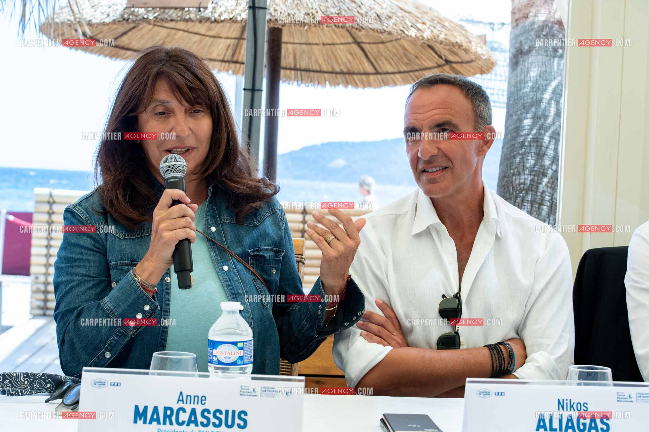 La présidente de DMLS TV Anne Marcassus et l'animateur Nikos Aliagas sont à Toulon sur la plage des Morillons pour l'émission “ LA CHANSON DE L'ANNÉE “ sur TF1.
