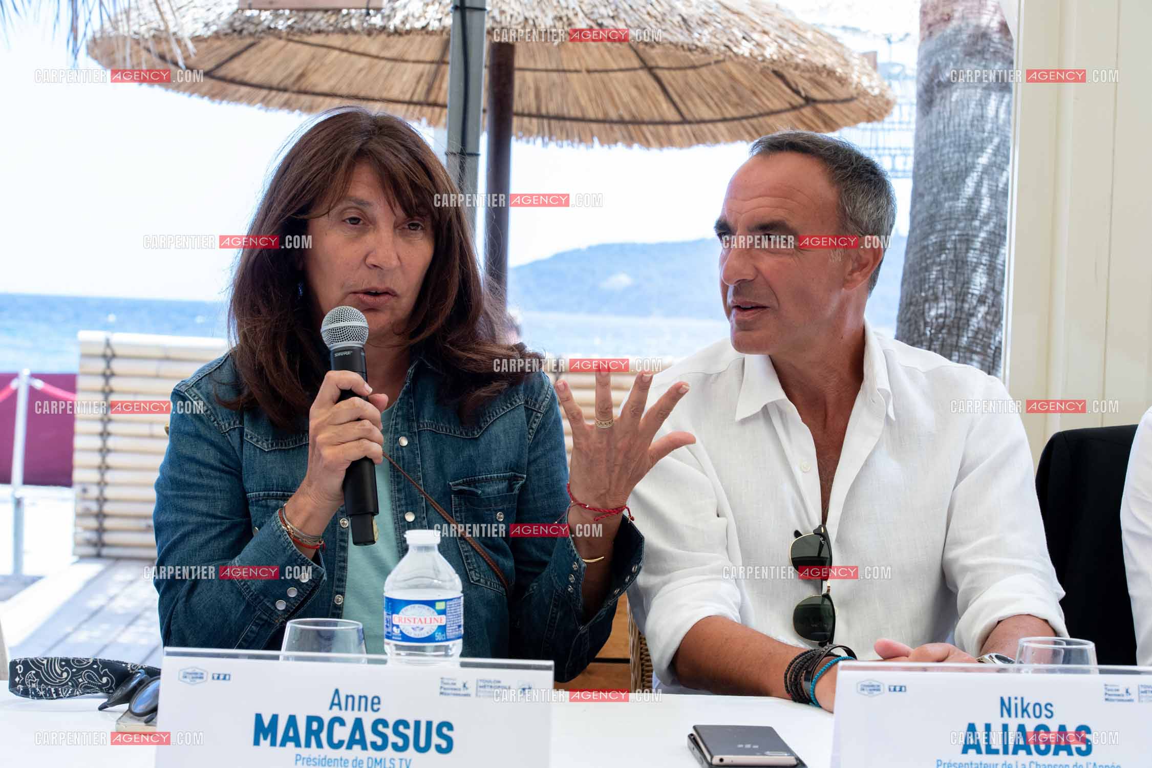 La présidente de DMLS TV Anne Marcassus et l'animateur Nikos Aliagas sont à Toulon sur la plage des Morillons pour l'émission “ LA CHANSON DE L'ANNÉE “ sur TF1.