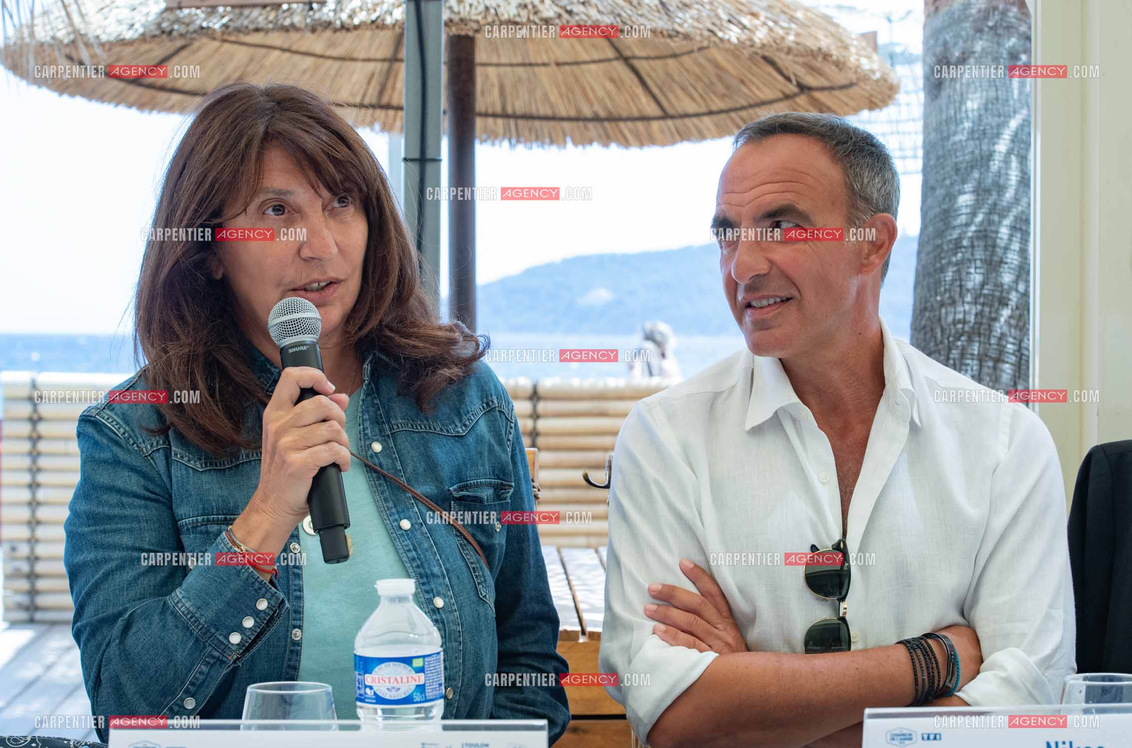 La présidente de DMLS TV Anne Marcassus et l'animateur Nikos Aliagas sont à Toulon sur la plage des Morillons pour l'émission “ LA CHANSON DE L'ANNÉE “ sur TF1.