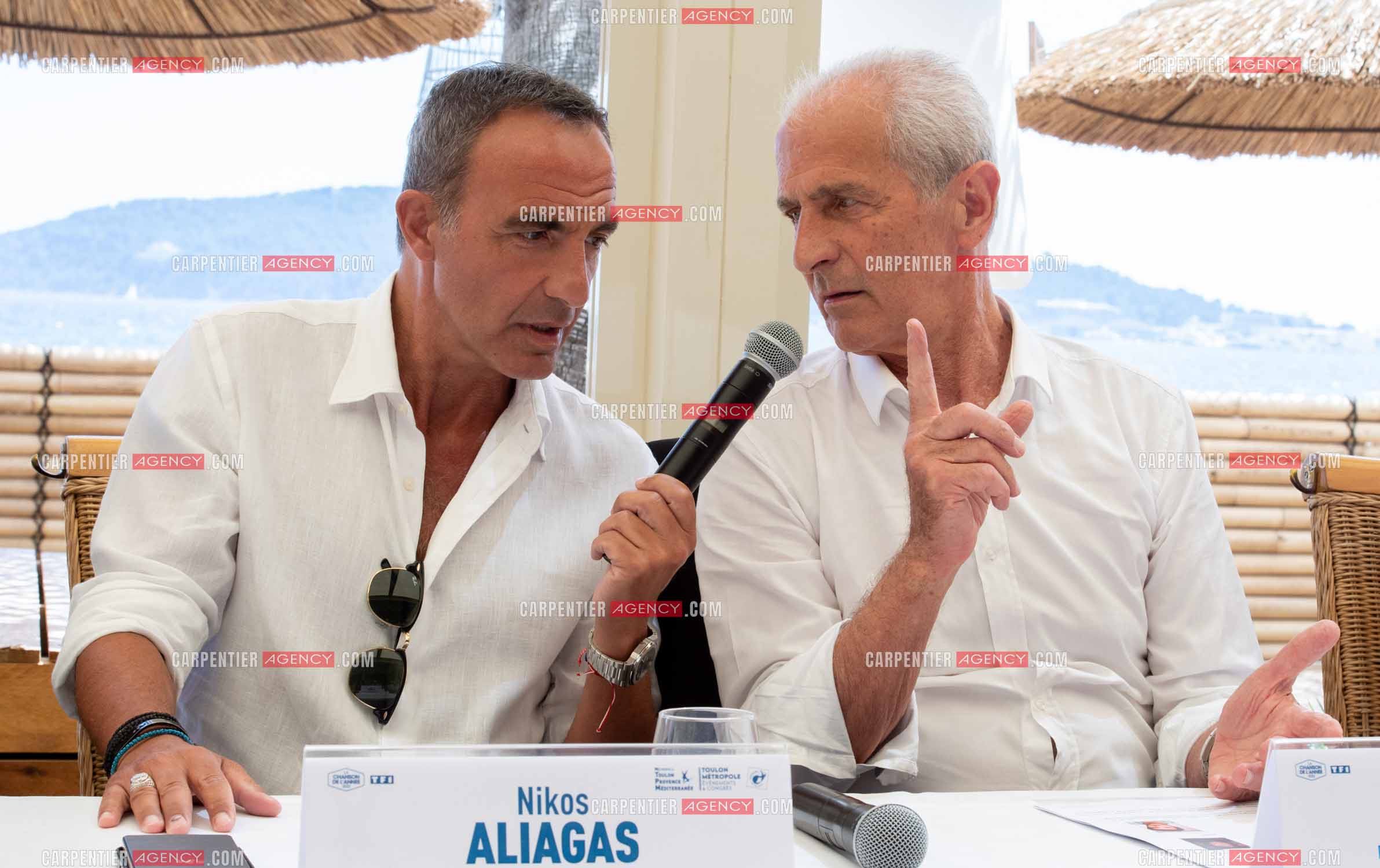 Le Maire de Toulon Hubert Falco reçoit TF1 sur la plage des Morillons pour l'émission “ LA CHANSON DE L'ANNÉE ". L'animateur Nikos Aliagas.