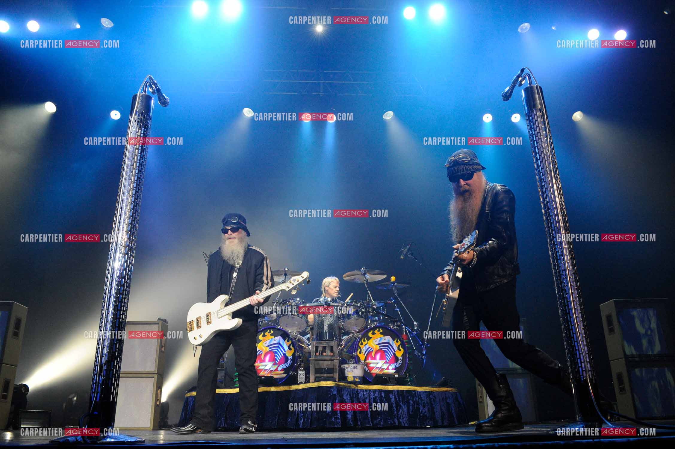 Le groupe de blues rock américain ZZ TOP composé de Dusty Hill et de Billy Gibbons en concert au Zénith de Paris en 2008.