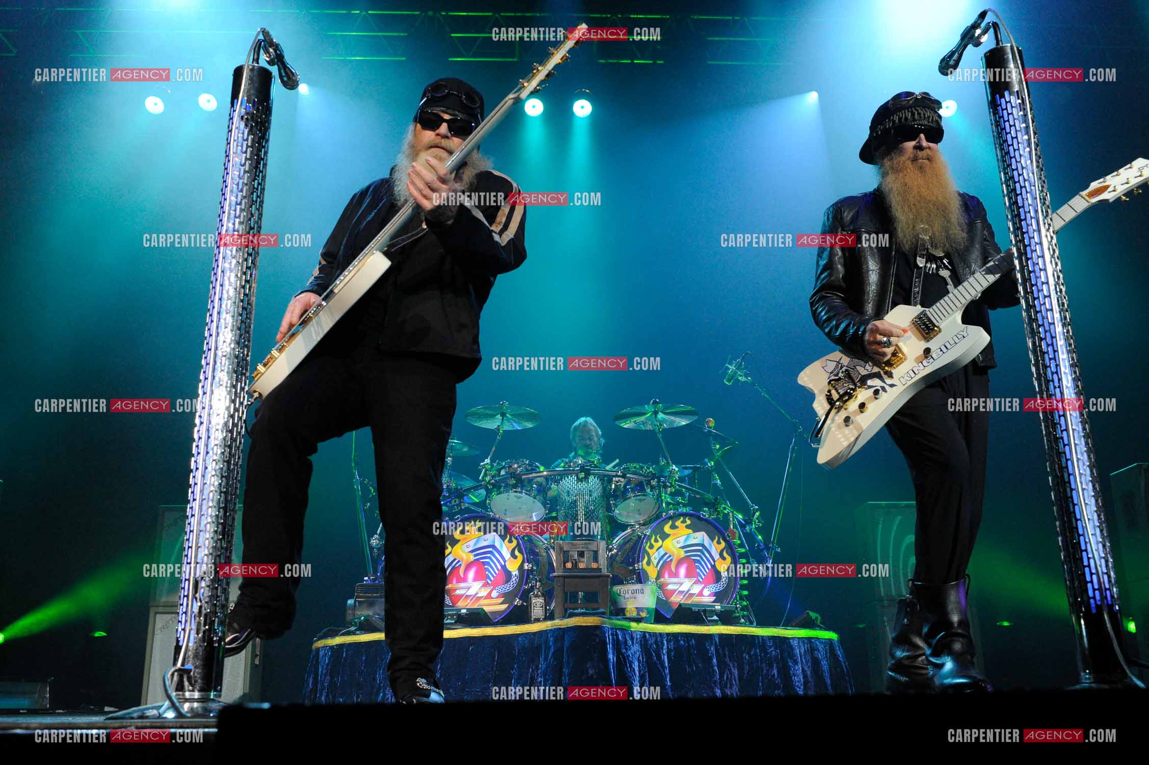 Le groupe de blues rock américain ZZ TOP composé de Dusty Hill et de Billy Gibbons en concert au Zénith de Paris en 2008.