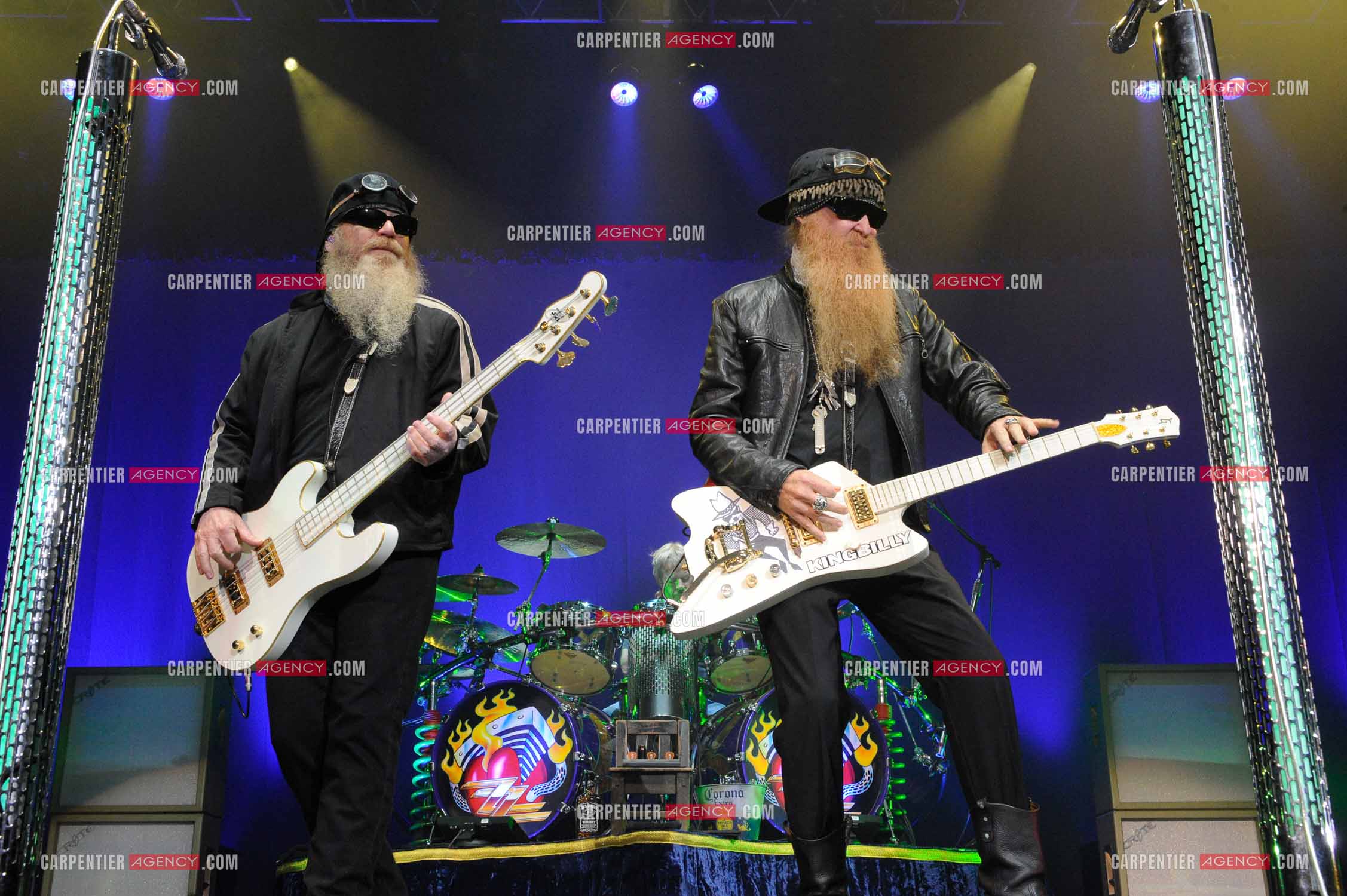 Le groupe de blues rock américain ZZ TOP composé de Dusty Hill et de Billy Gibbons en concert au Zénith de Paris en 2008.